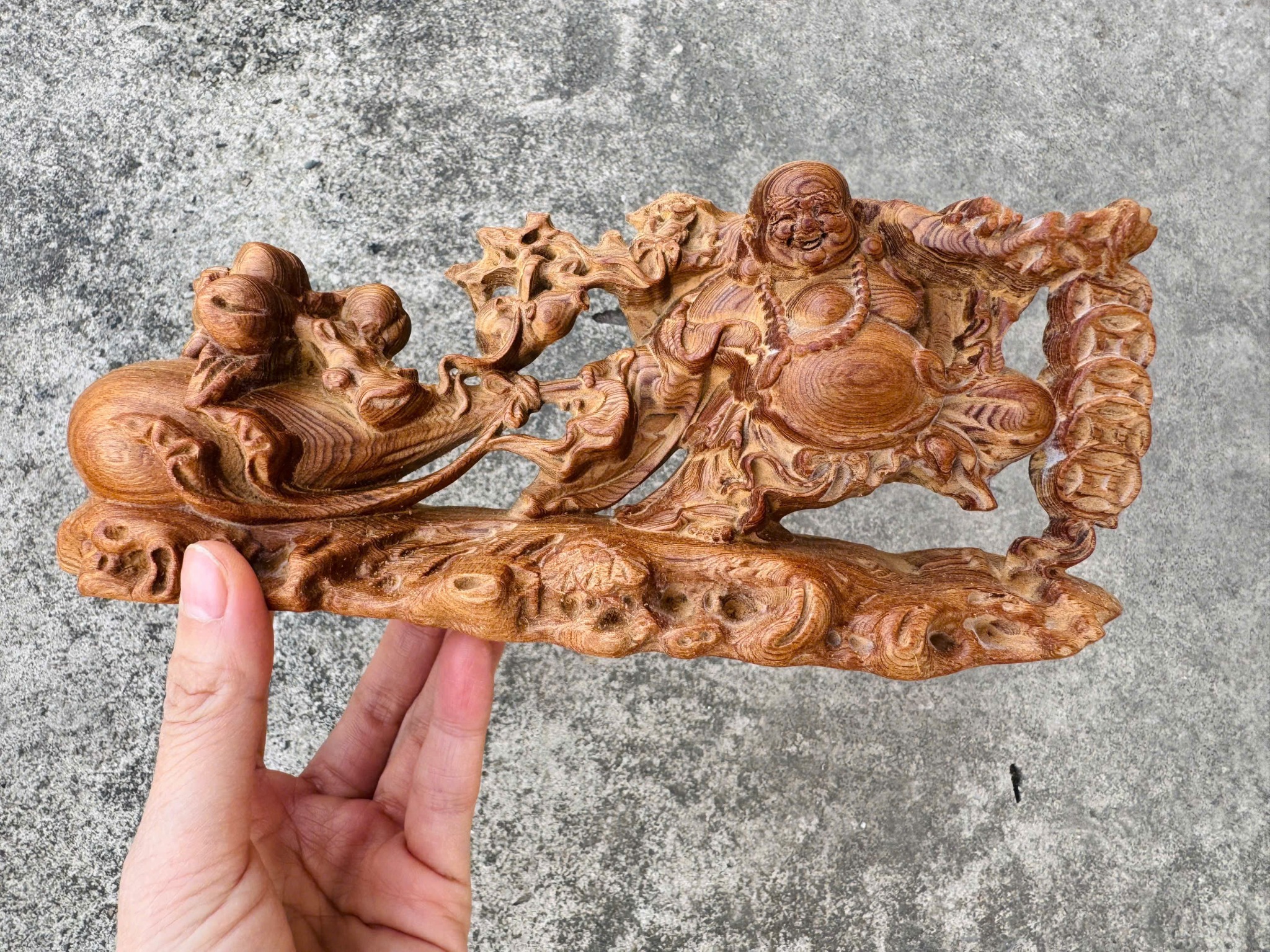 Tác phẩm Di Lặc gỗ ngọc am đỏ Hà Giang – Gỗ vân đẹp, sẫm dầu