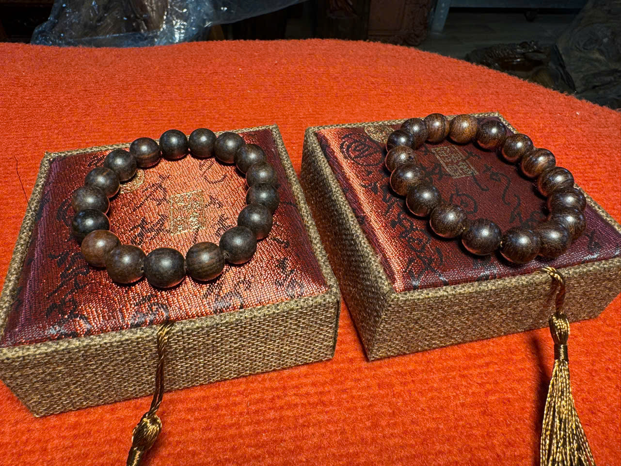 Vòng tay kim đàn gỗ quý Trung Quốc tặng hộp gấm sang trọng