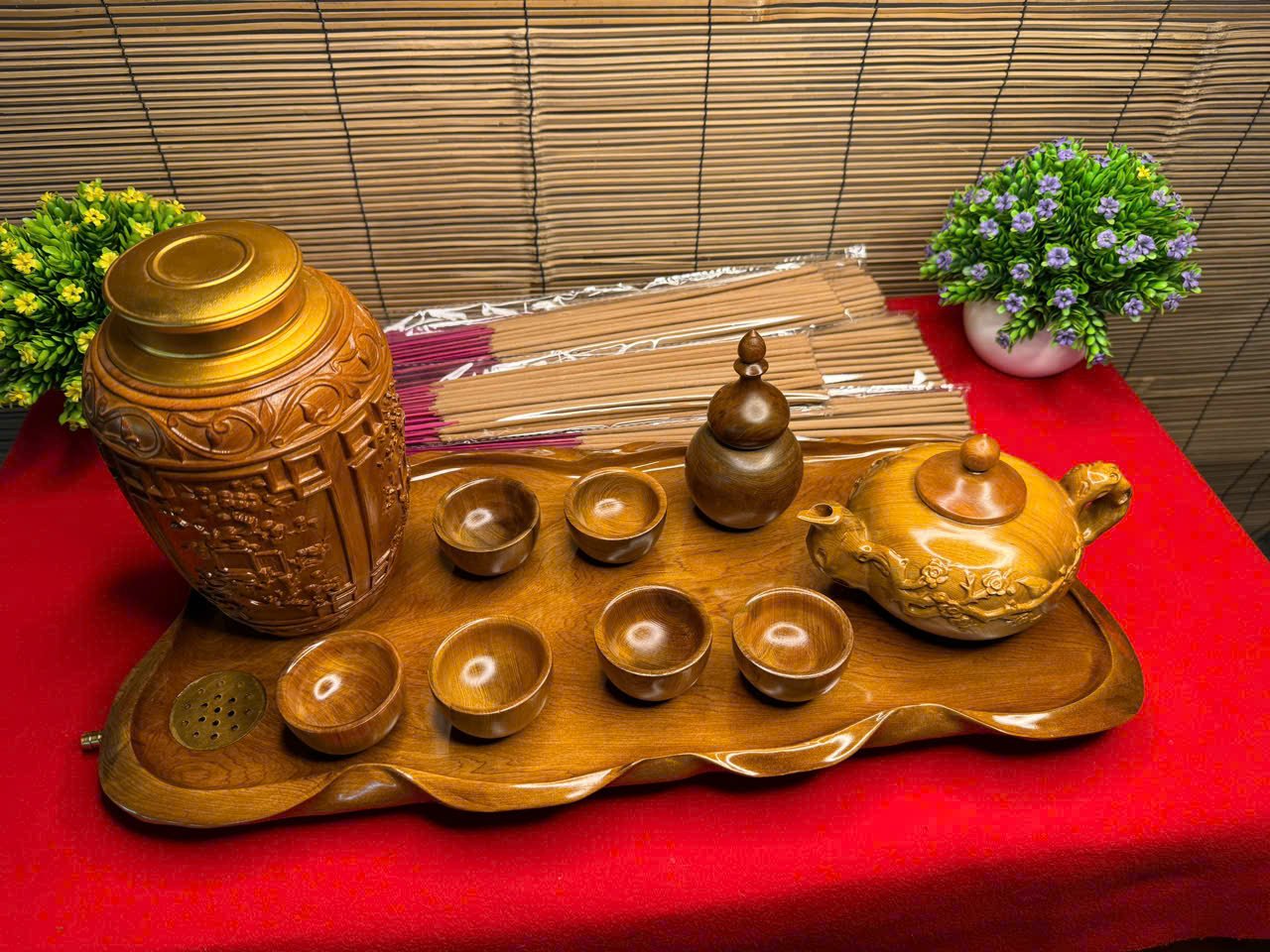 Bộ khay trà gỗ Bách Xanh tặng hộp chè – ấm chén chim hoa – hương Ngọc Am