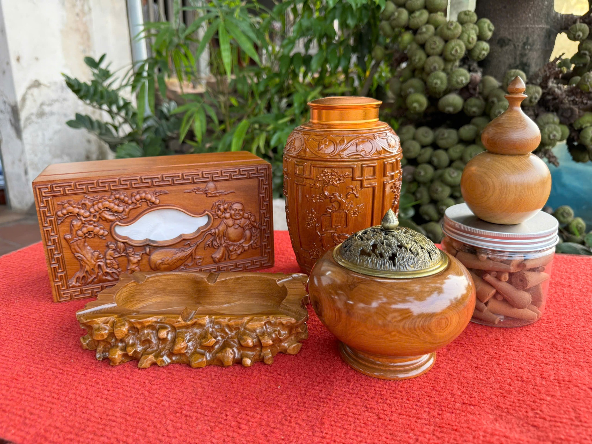 Bộ quà tặng Di Lặc kéo bao – Hộp giấy ăn, hộp chè, lư trầm gỗ Bách Xanh thơm ngát