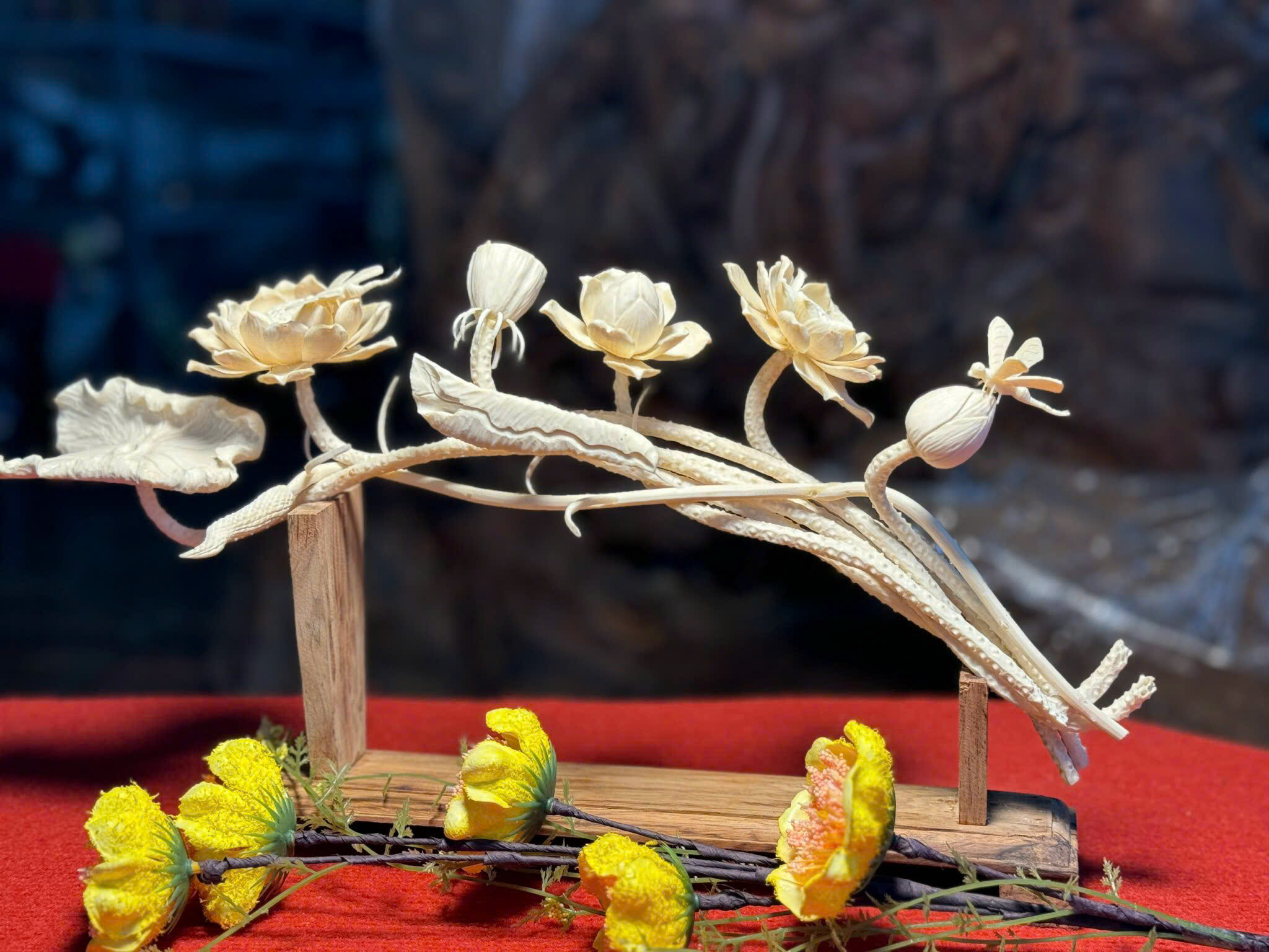 Tác phẩm hoa sen kênh bong đục tay thủ công – kích thước 20x40x8