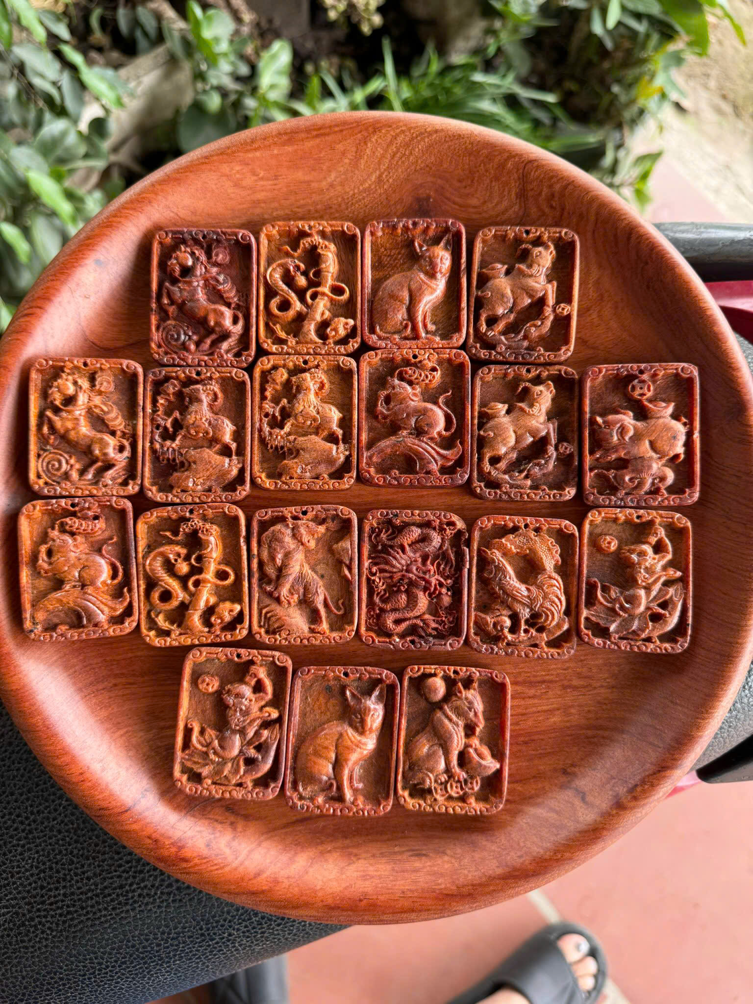 Mặt dây chuyền 12 con giáp gỗ nu huyết long thơm phong thủy