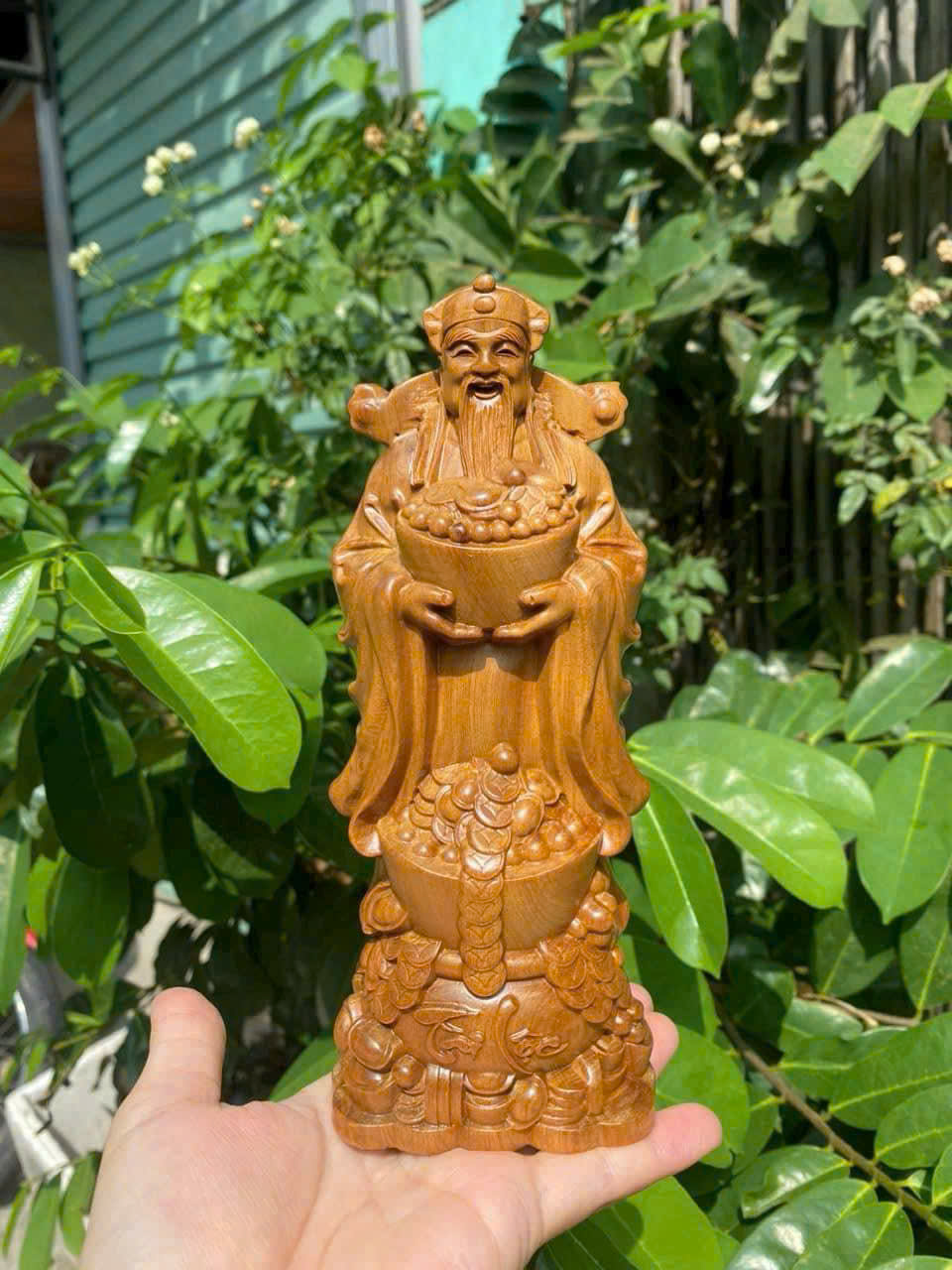 Tượng Thần Tài gỗ bách xanh trưng bày phong thủy chiêu tài lộc