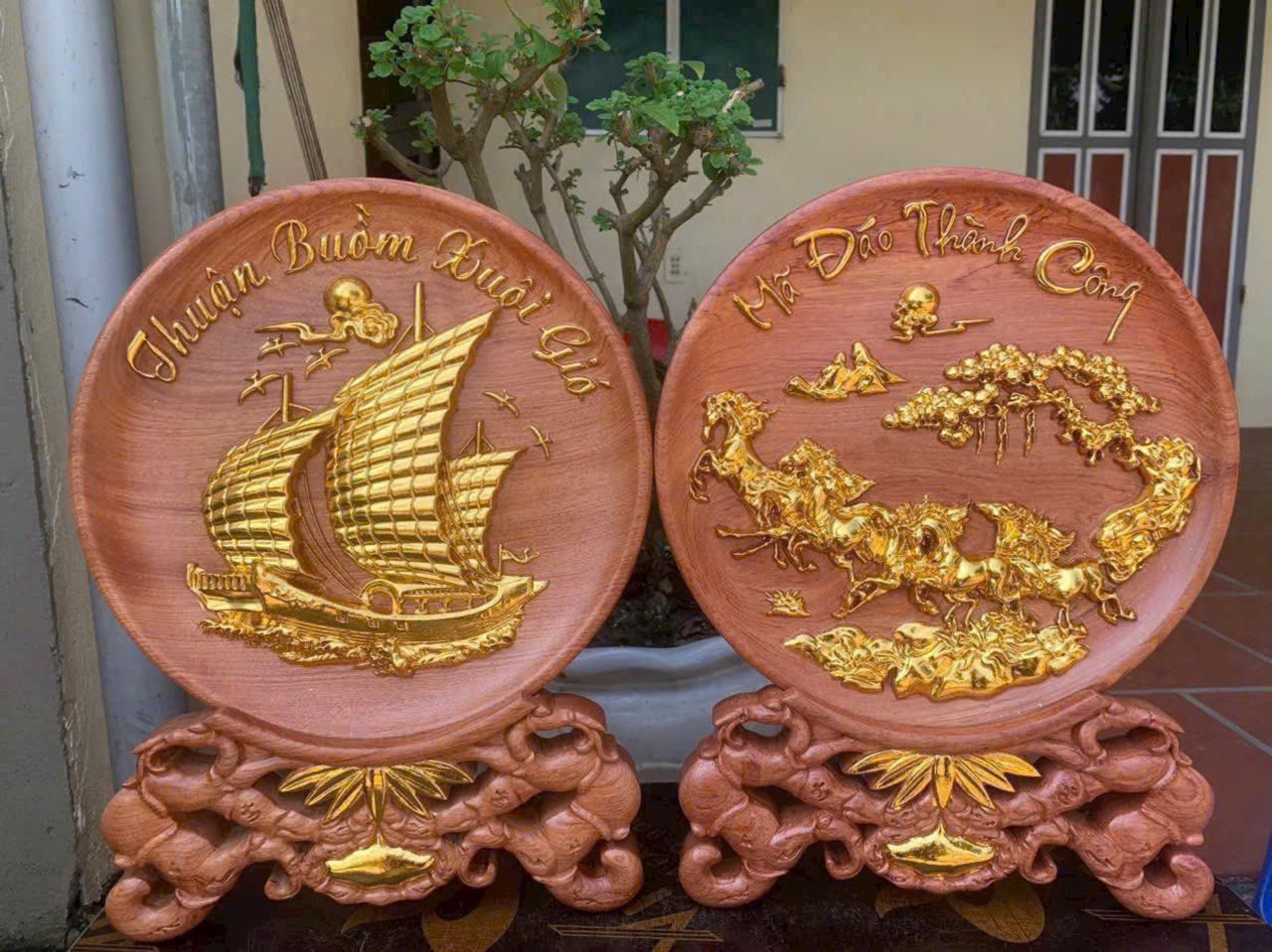 Cặp đĩa gỗ hương giác vàng Mã Đáo Thành Công & Thuận Buồm Xuôi Gió