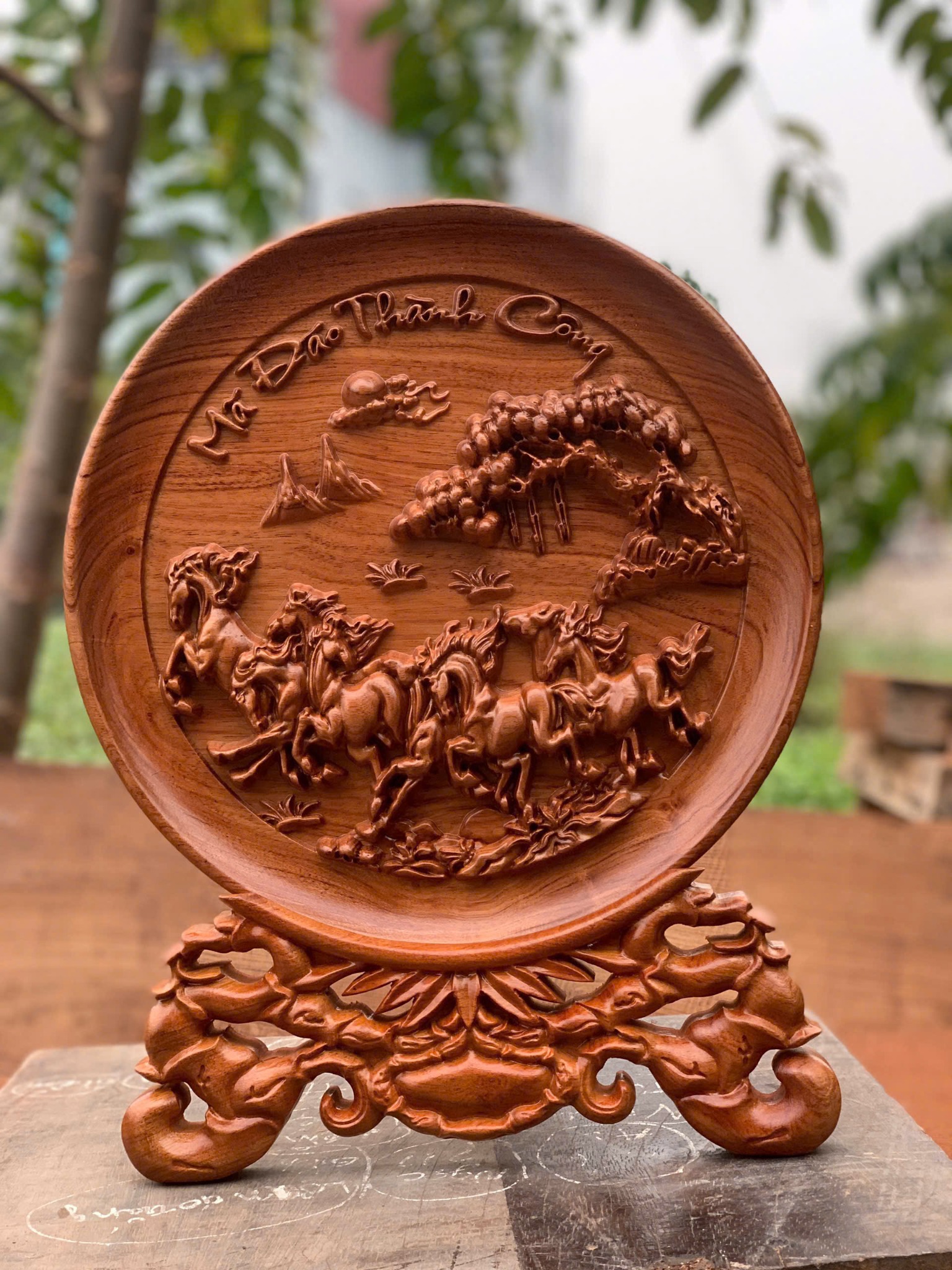 Đĩa gỗ phong thủy Mã Đáo Thành Công khắc tay sắc nét