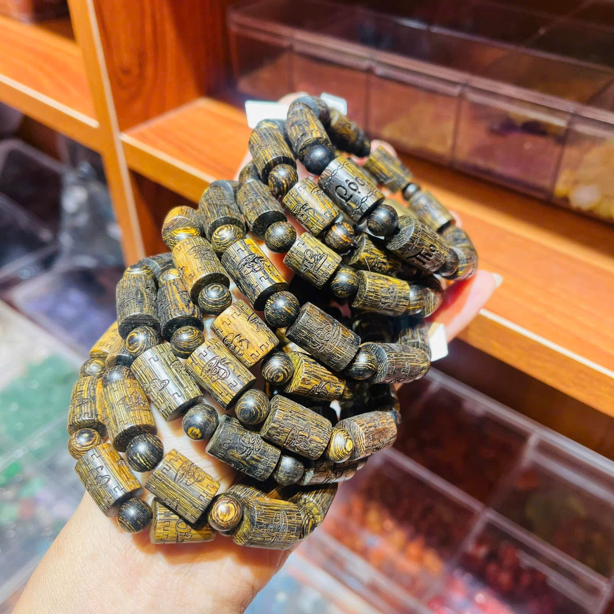 Vòng tay trầm sánh khắc 10 ly phong thủy – thơm dịu, vân đẹp