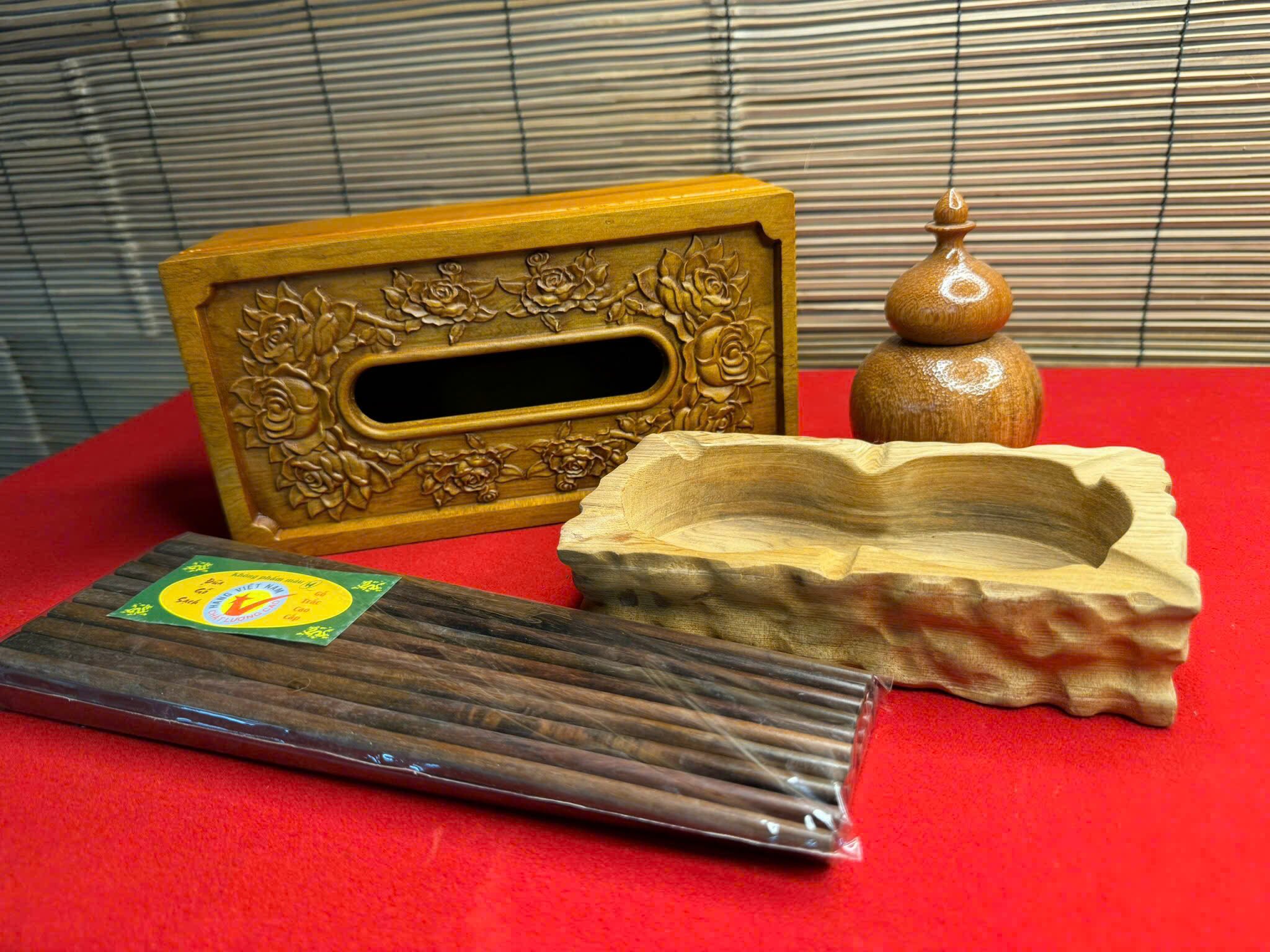 Combo Đồ Gỗ Phong Thủy – Hộp Giấy Bách Xanh, Gạt Tàn Ngọc Am, Đũa Trắc Ta