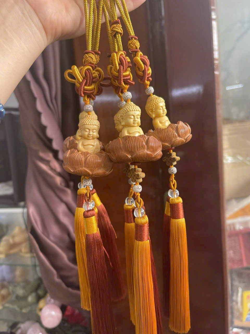 Khánh treo Phật gỗ hoàng dương – Vật phẩm phong thủy xe ô tô, bàn thờ