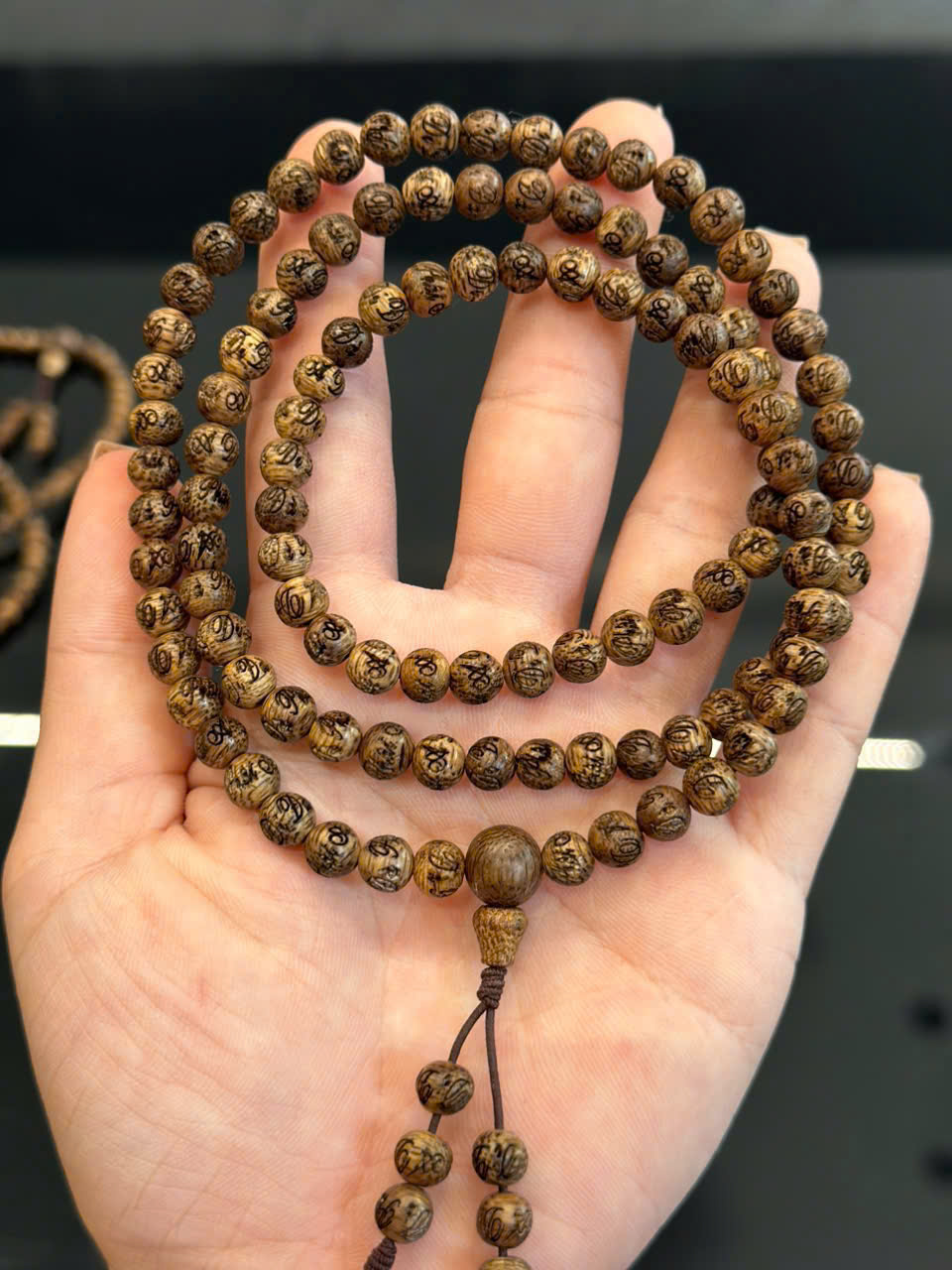 Vòng tay Trầm hương tốc vườn khắc chú Bình An size 6 ly