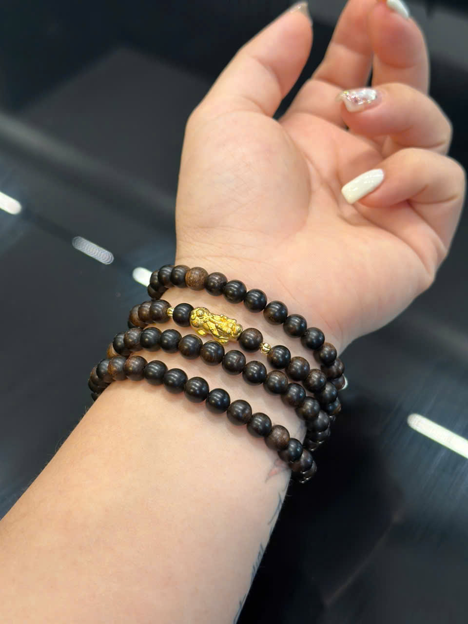 Vòng tay Trầm hương Indonesia size 6 ly mix Tỳ Hưu phủ vàng 24k chiêu tài