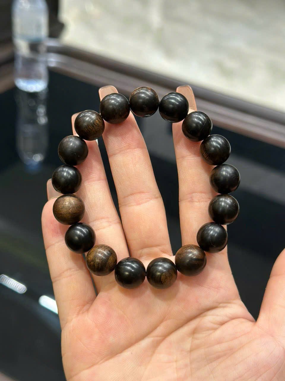 Vòng tay trầm hương Indo chìm tự nhiên size 10li – thơm ngọt đậm – phong thủy hộ thân