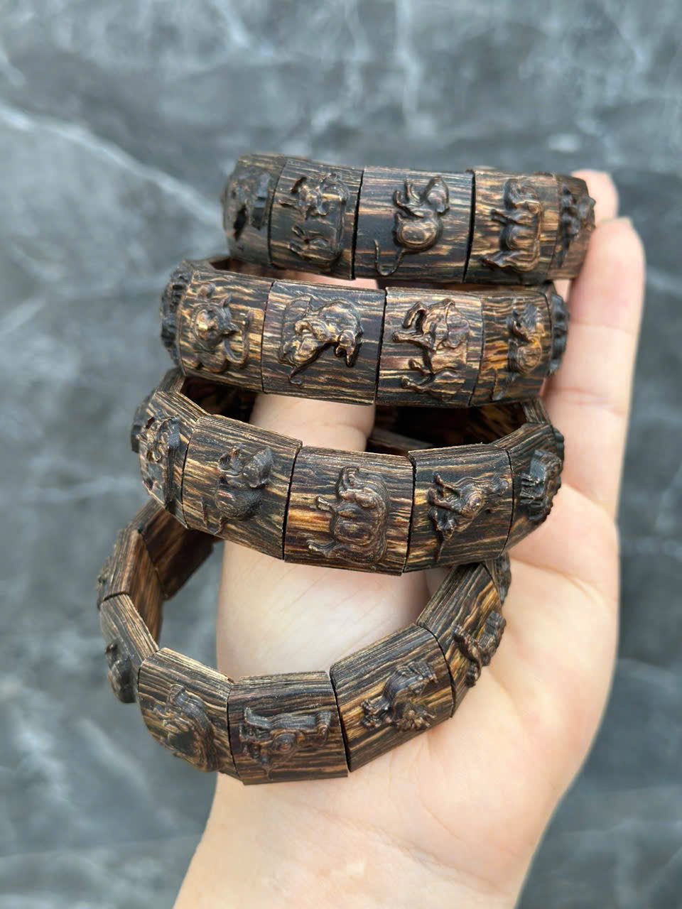 Vòng tay sánh chìm 12 con giáp dầu đen thơm – gỗ trầm hương VIP