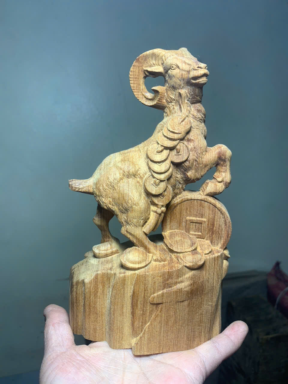 Tượng dê phong thủy gỗ ngọc am mộc thơm – cao 20cm