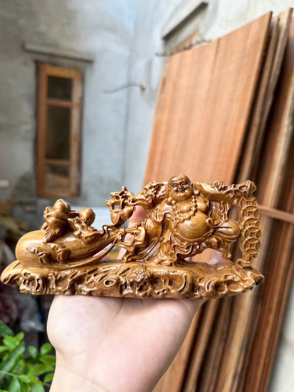 Tượng Di Lặc kéo bao gỗ bách xanh để bàn – giá tốt