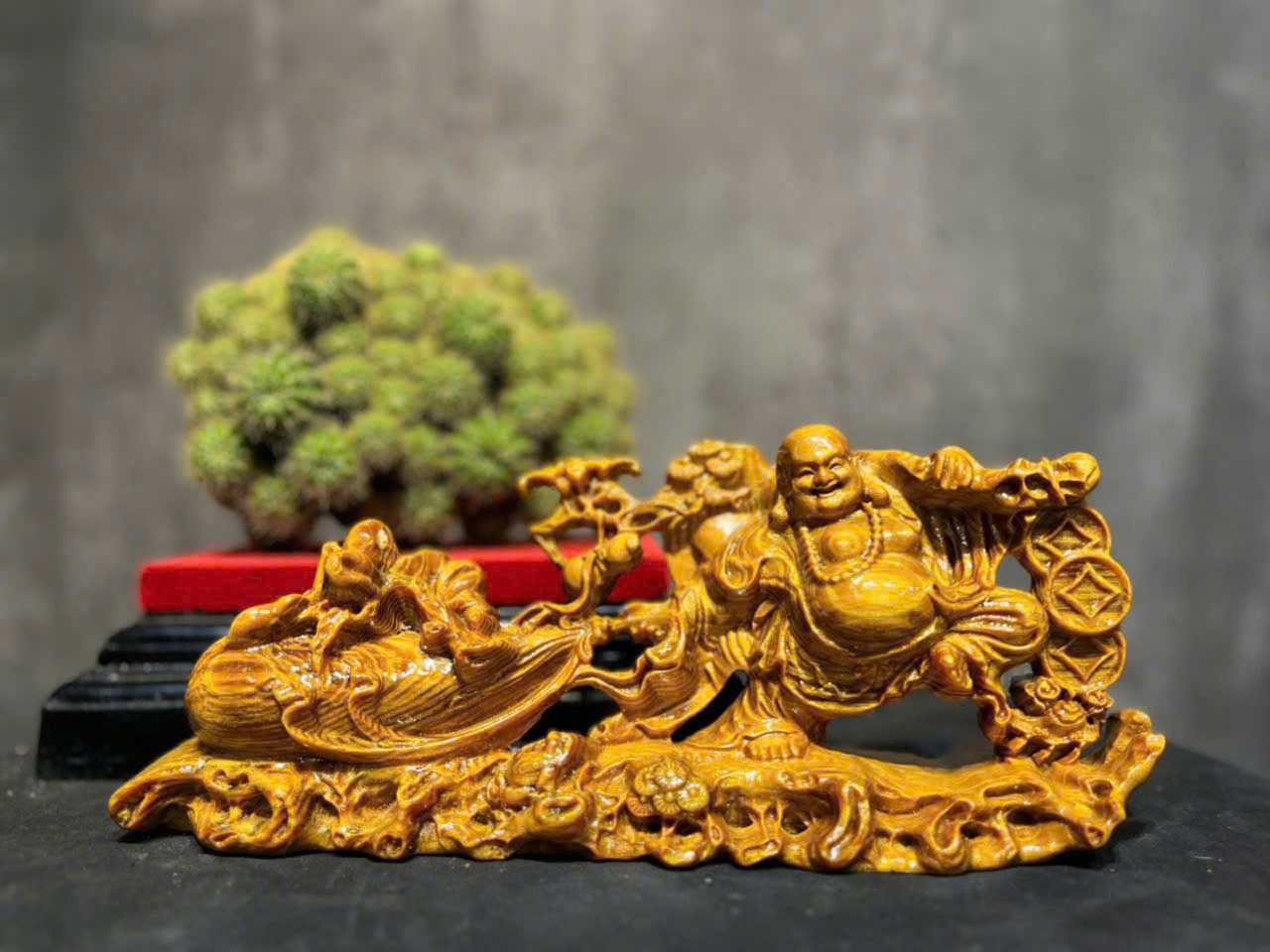 Tượng Di Lặc kéo bao gỗ huyết long mini phong thủy trưng bàn