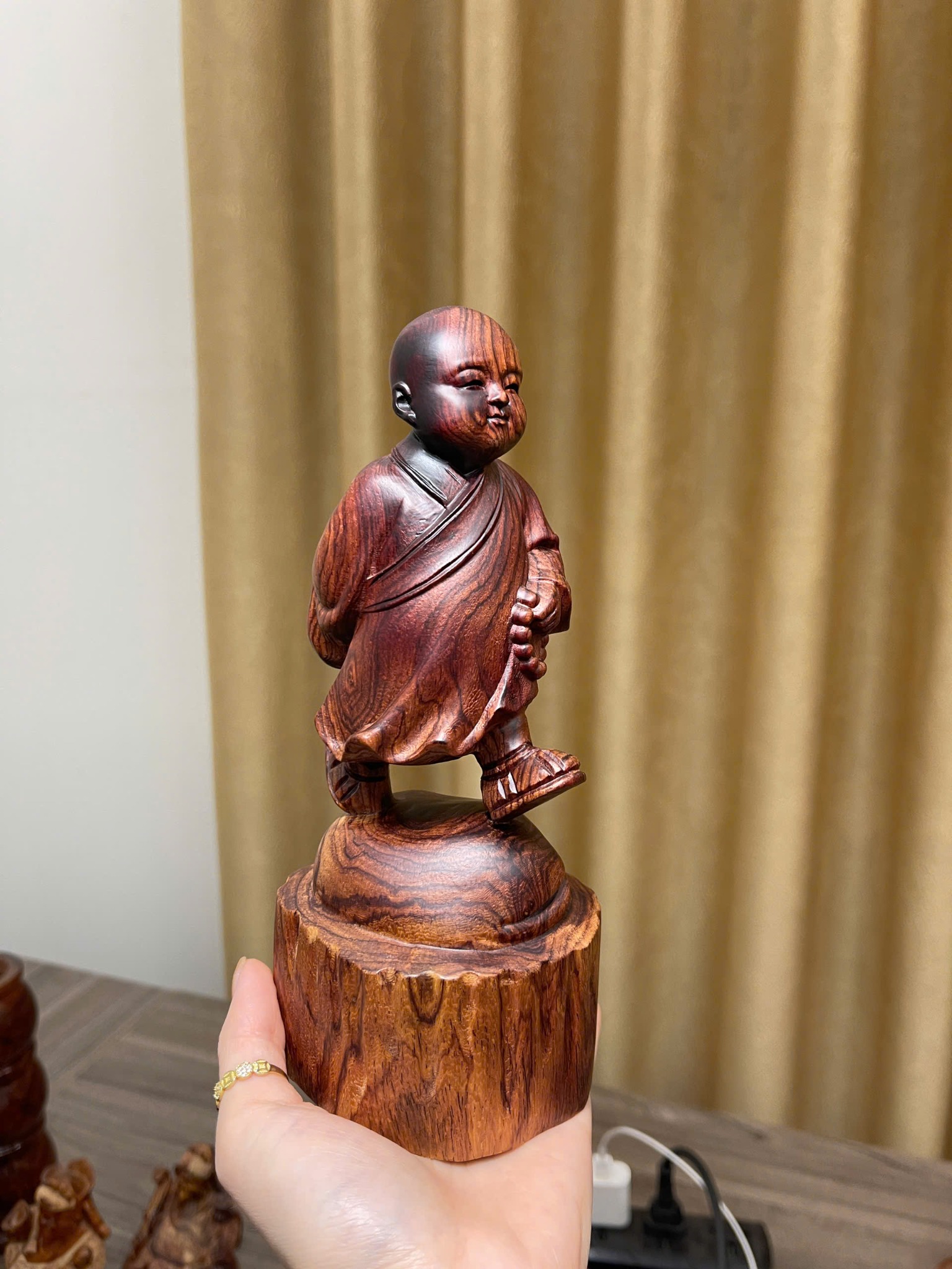 Tượng Chú Tiểu thong dong gỗ cẩm liền khối