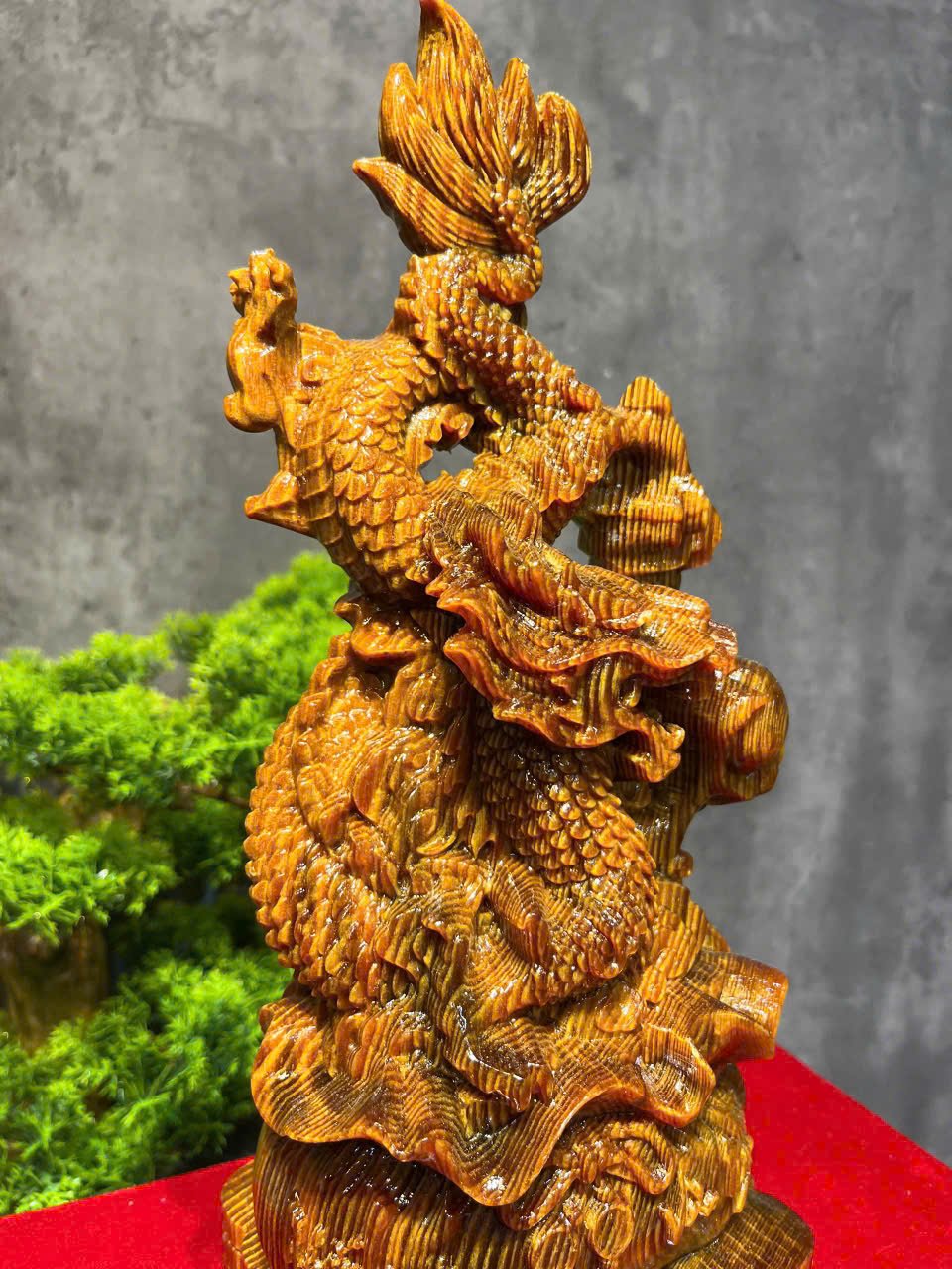 Tác phẩm Rồng vờn ngọc gỗ huyết long mini cao 30cm