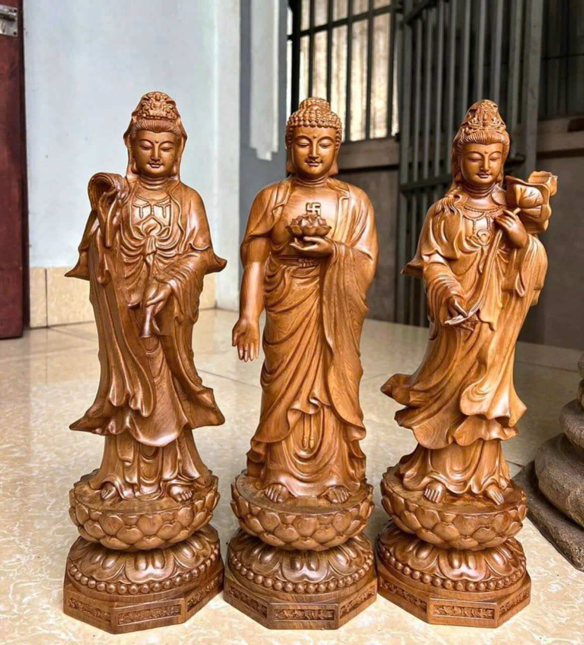 Bộ tượng Tam Thế Phật gỗ bách xanh cao 30cm thơm dịu