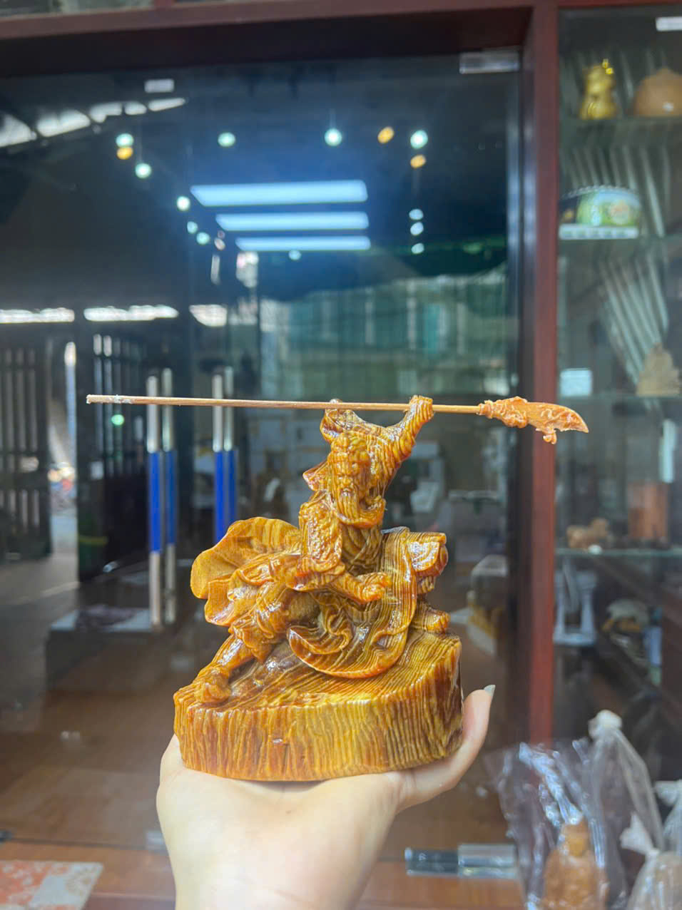 Tượng Quan Công múa võ gỗ huyết long cao 15cm