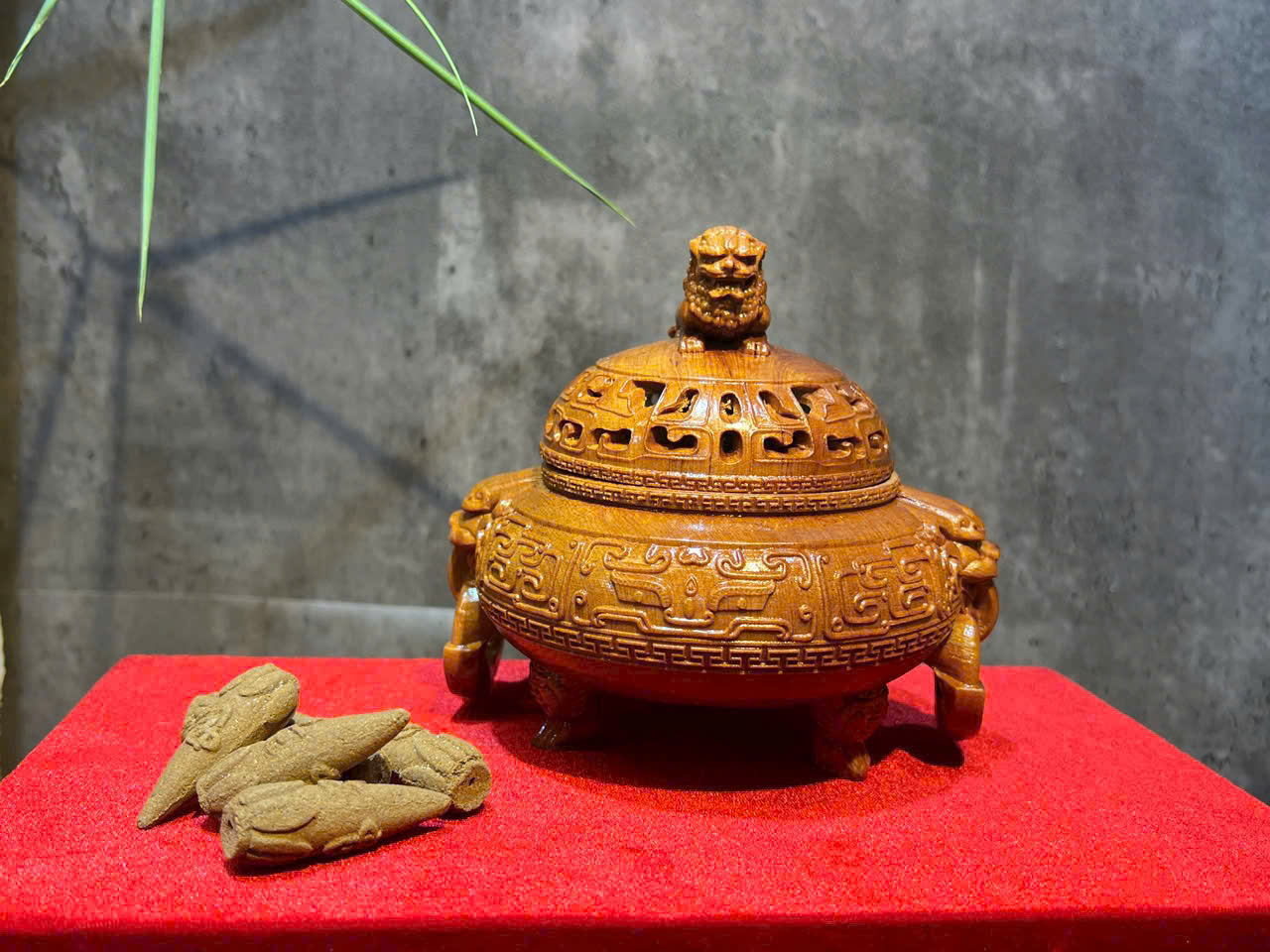 Lư xông trầm hổ phù gỗ bách xanh thơm – phong thủy trấn trạch