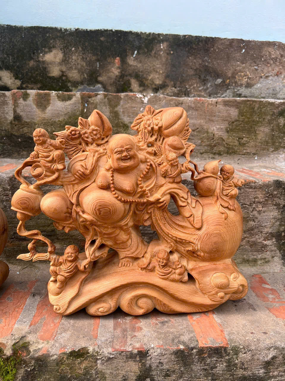 Tượng Di Lặc kéo bao tài lộc gỗ ngọc am mộc – dài 40cm