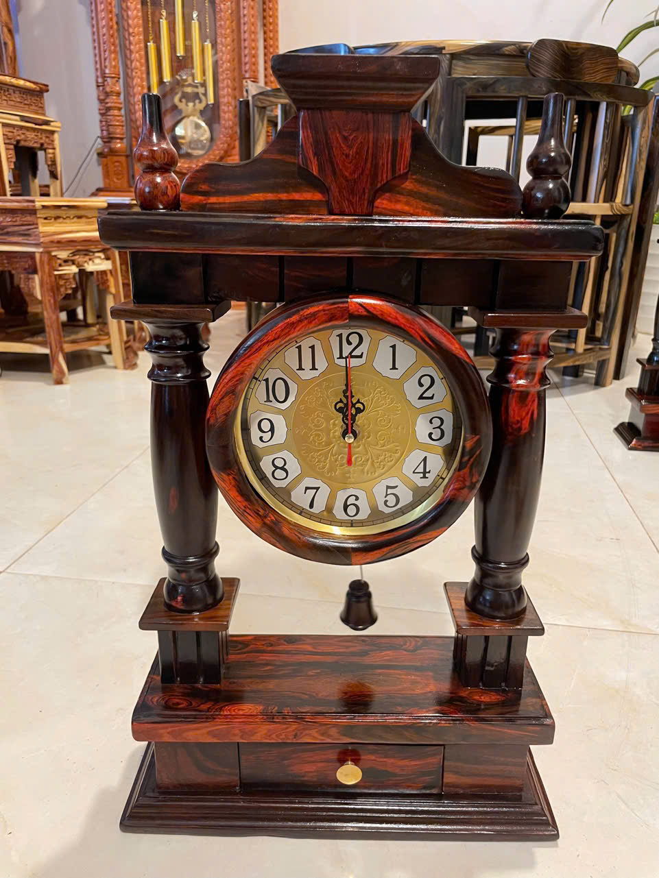 Đồng hồ để bàn gỗ trắc đen đỏ cao cấp – đẹp bền, sang trọng