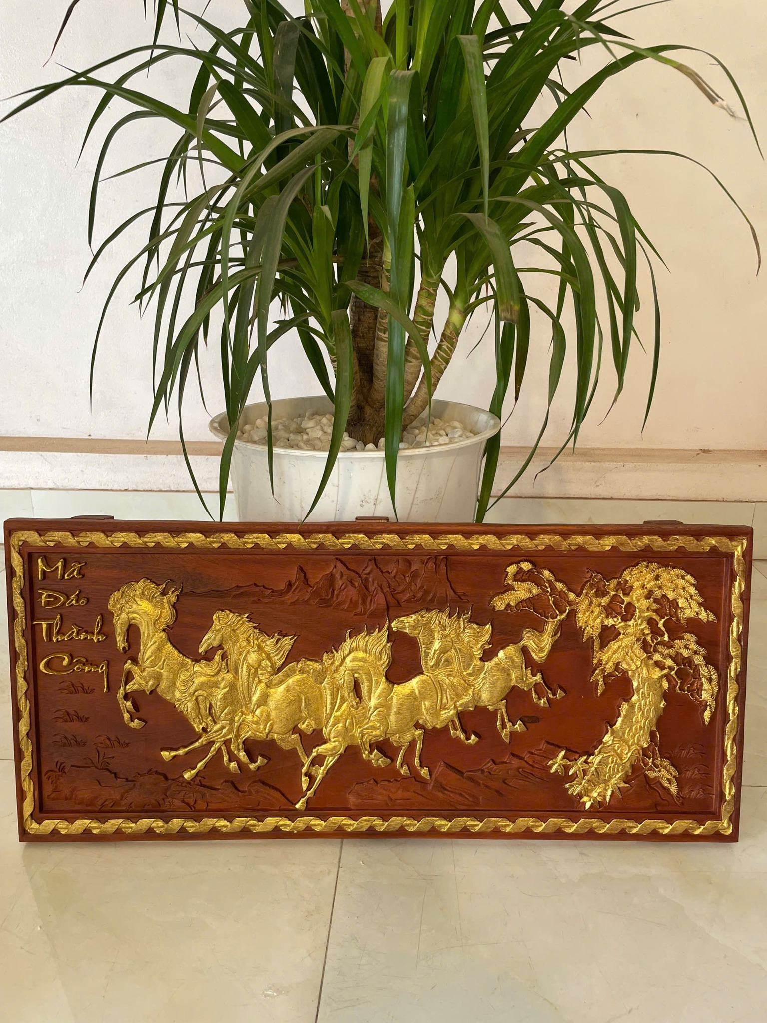 Tranh Mã Đáo Thành Công gỗ lim điểm nhũ vàng sang trọng 80x36cm