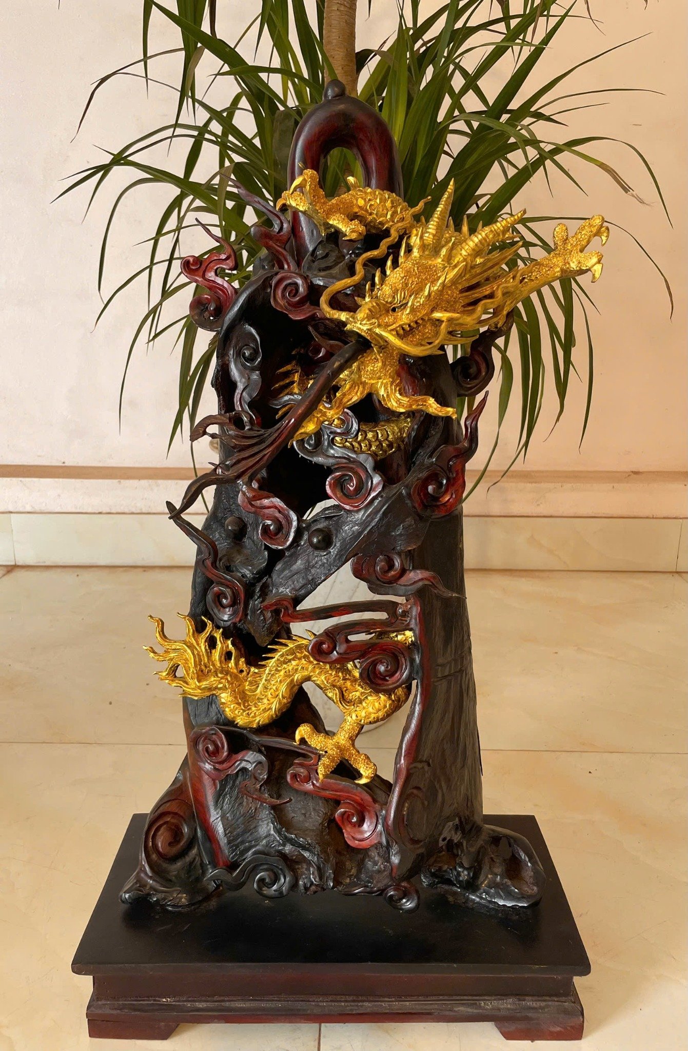 Tác phẩm Rồng chấn chuông gỗ trắc điểm vàng – cao 82cm