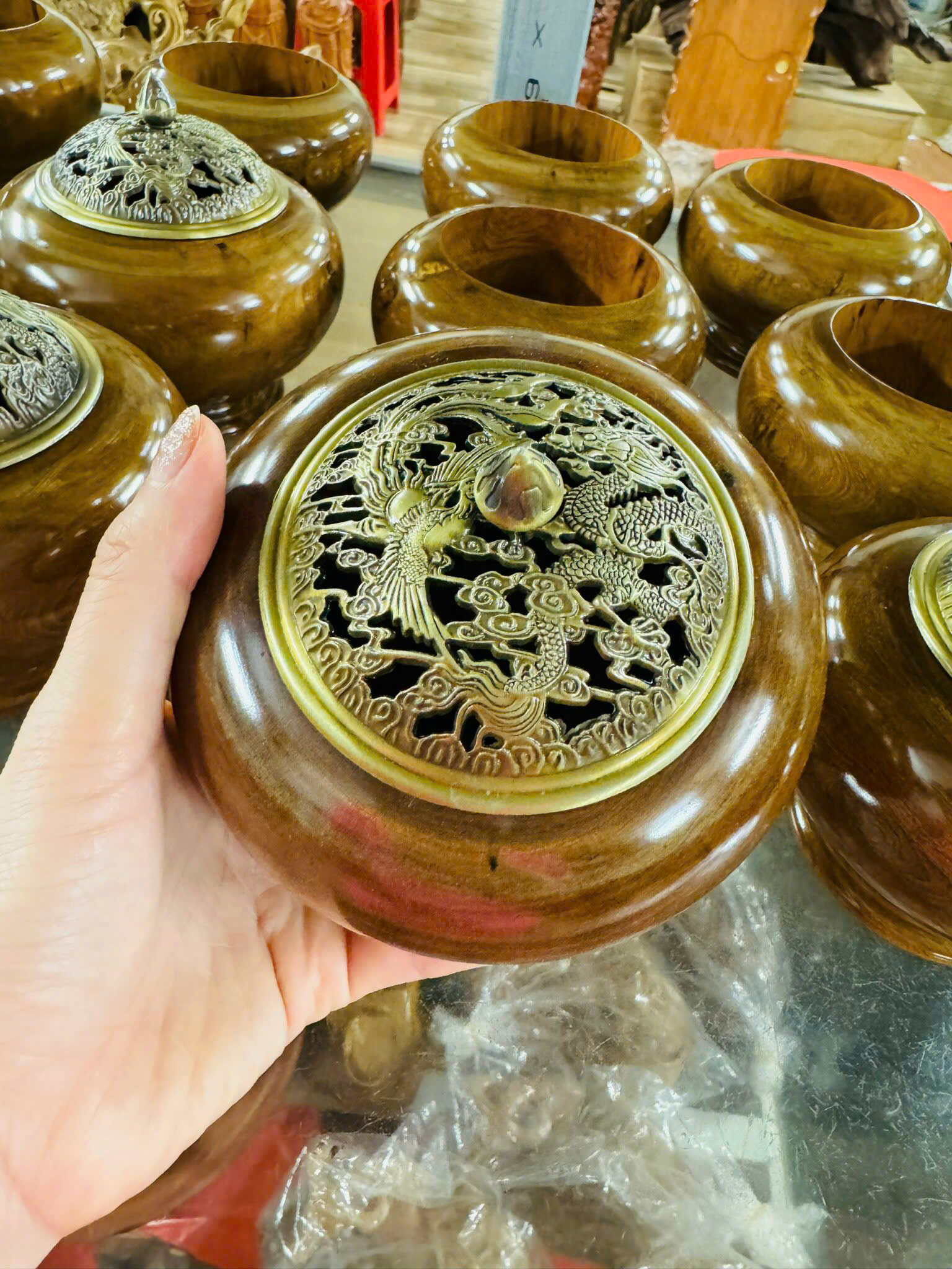 Lư xông trầm gỗ Bách Xanh chân cao thơm dịu – lô mới sơn xong