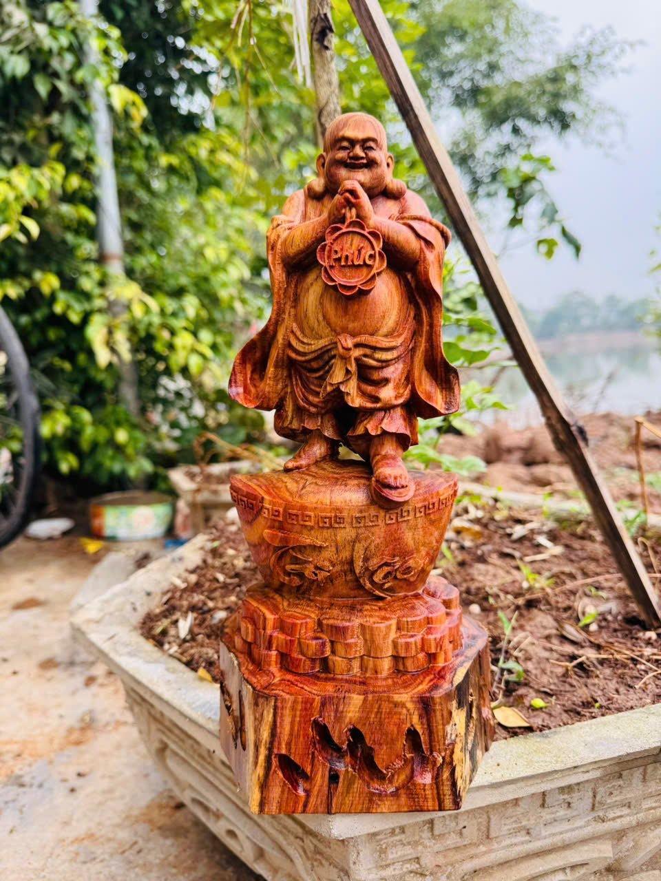 Tượng Di Lặc chúc phúc gỗ sưa đỏ liền khối – cao 30cm – bao ship