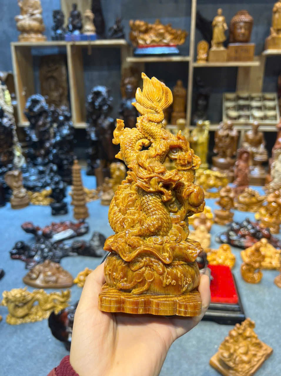 Tác phẩm Rồng cuộn gỗ Huyết Long cao 20cm