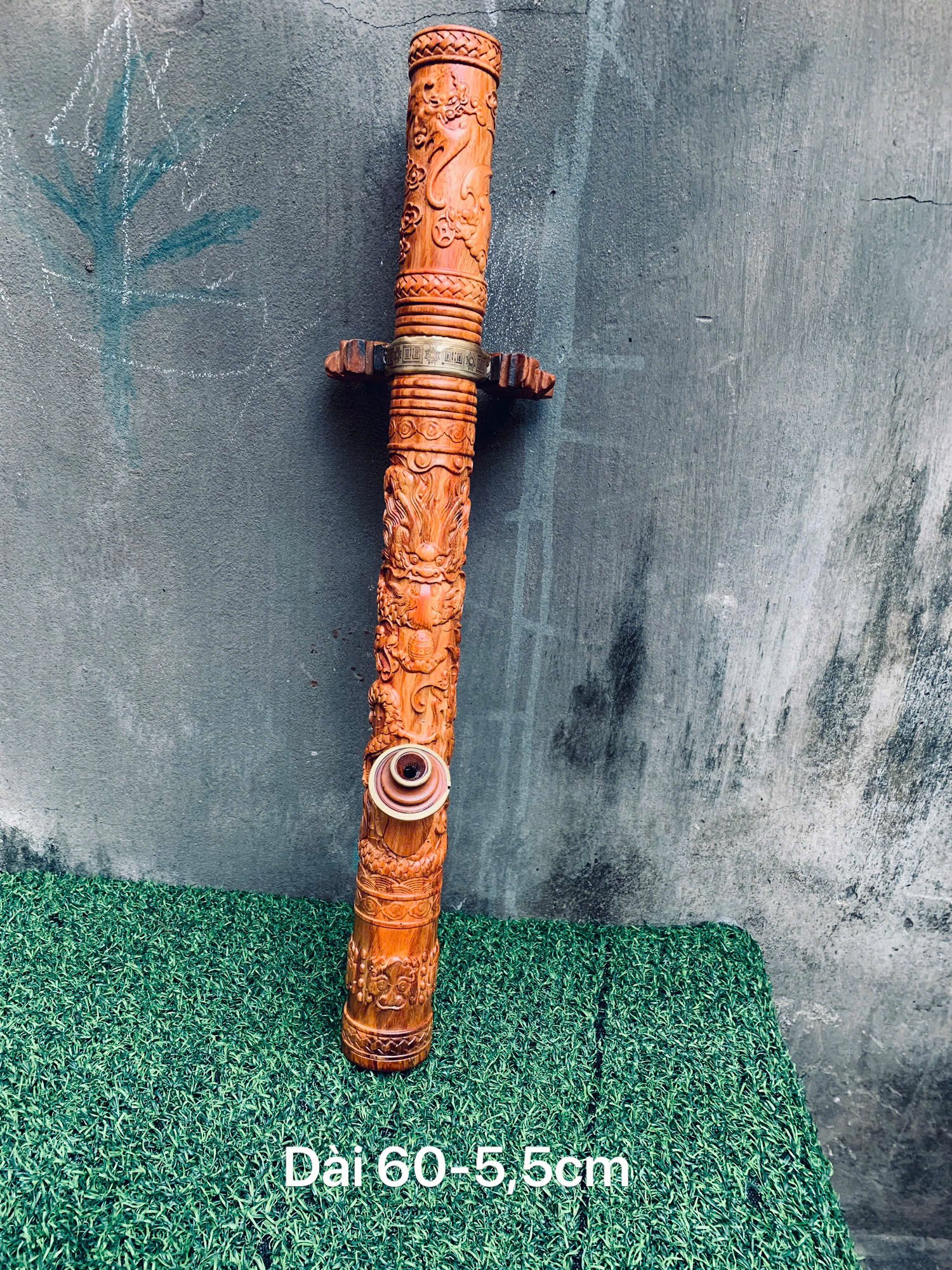 Điếu cày gỗ sưa đỏ đục rồng thủ công – dài 60cm