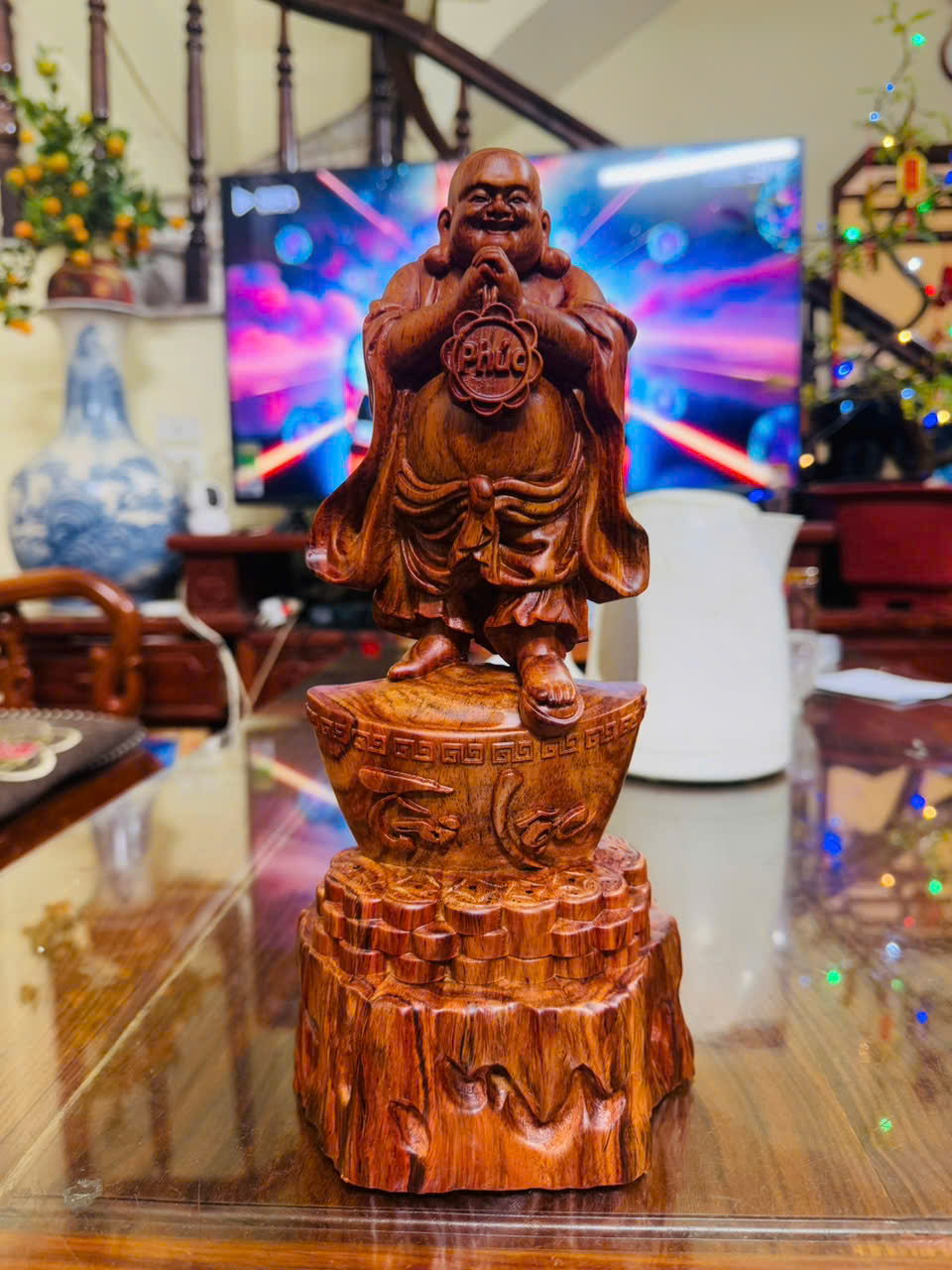 Tác phẩm Phật Di Lặc cầu phúc gỗ sưa Bắc đỏ liền khối – vân tím đẹp