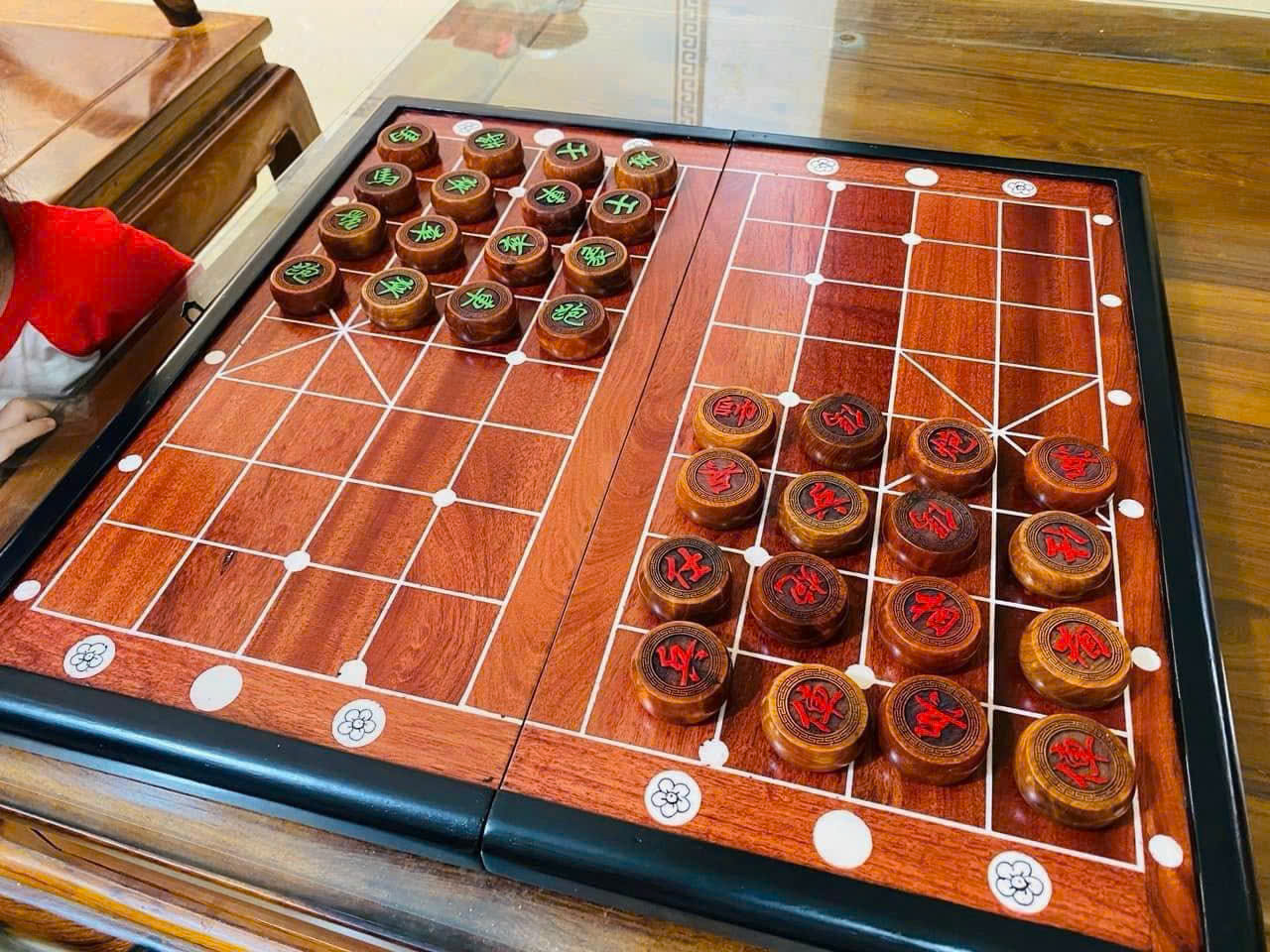 Bộ bàn cờ gỗ hương đá đục laser – cả bàn và quân