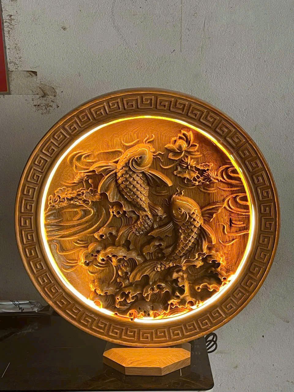 Tranh đĩa cá lắp đèn gỗ Pơ Mu đk 40cm – Hàng decor phong thủy đẹp sang
