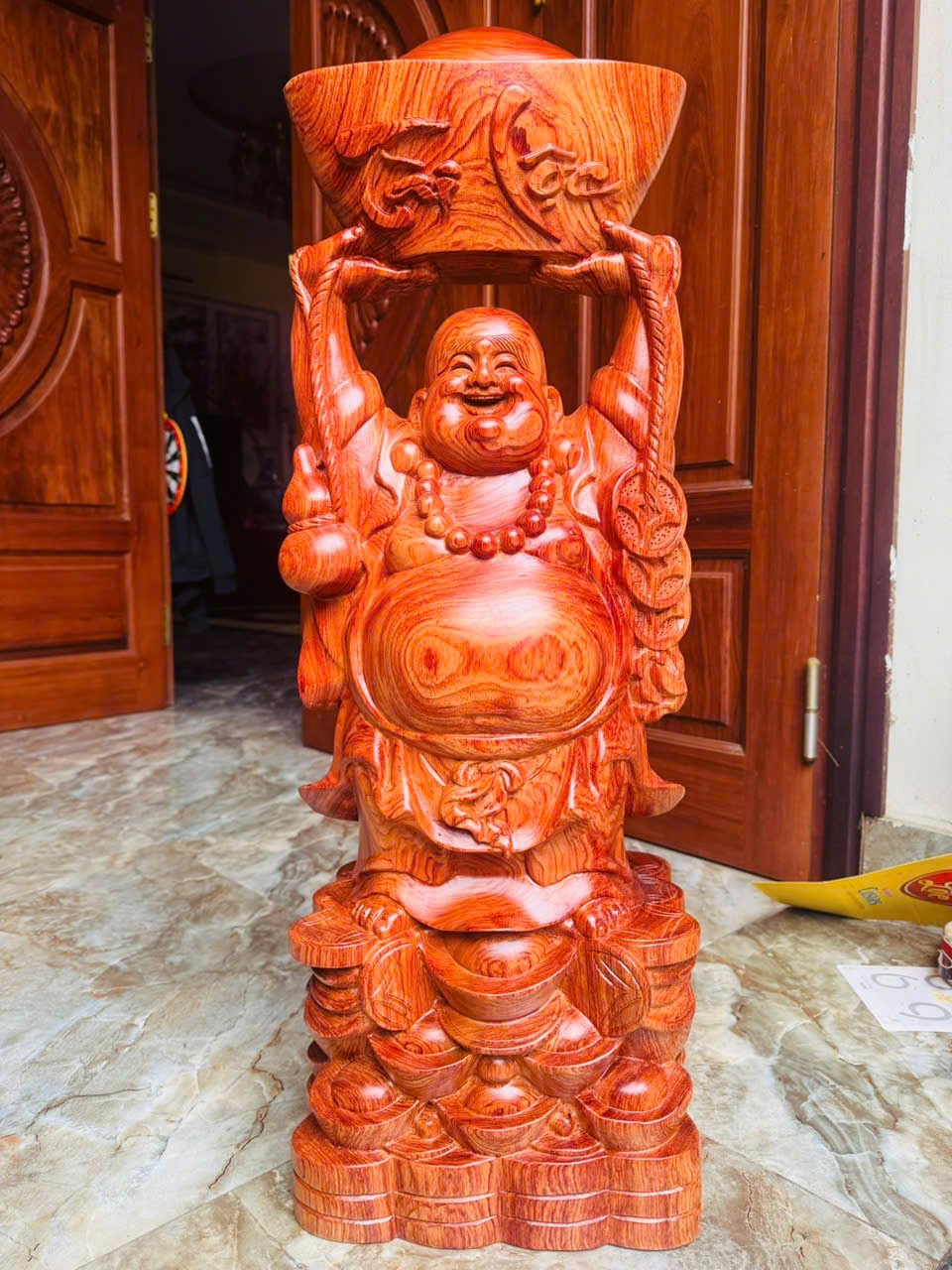 Tượng Di Lặc dâng vàng tài lộc gỗ hương đá liền khối – Cao 80cm