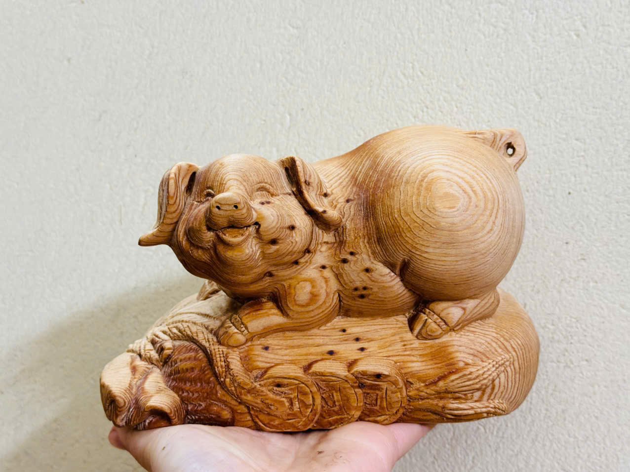 Heo phong thủy gỗ ngọc am bám nu 10×12×20cm – Siêu thơm