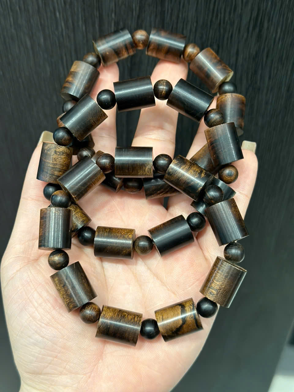 Vòng tay trầm Indo chìm 12mm – Mùi thơm siêu ngọt, vân tự nhiên