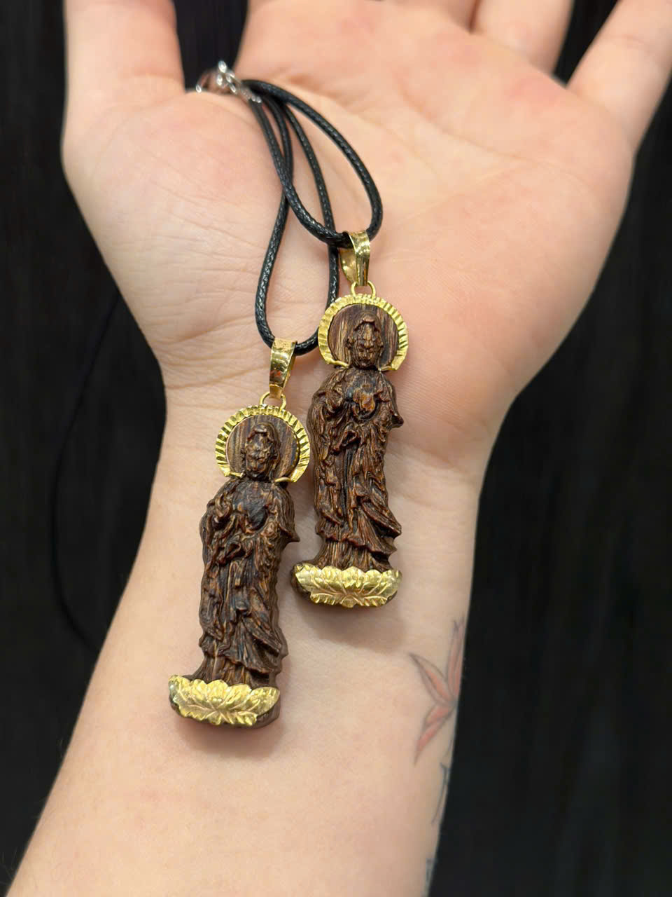 Mặt Quan Âm trầm sánh chìm bọc vàng 10k cao cấp