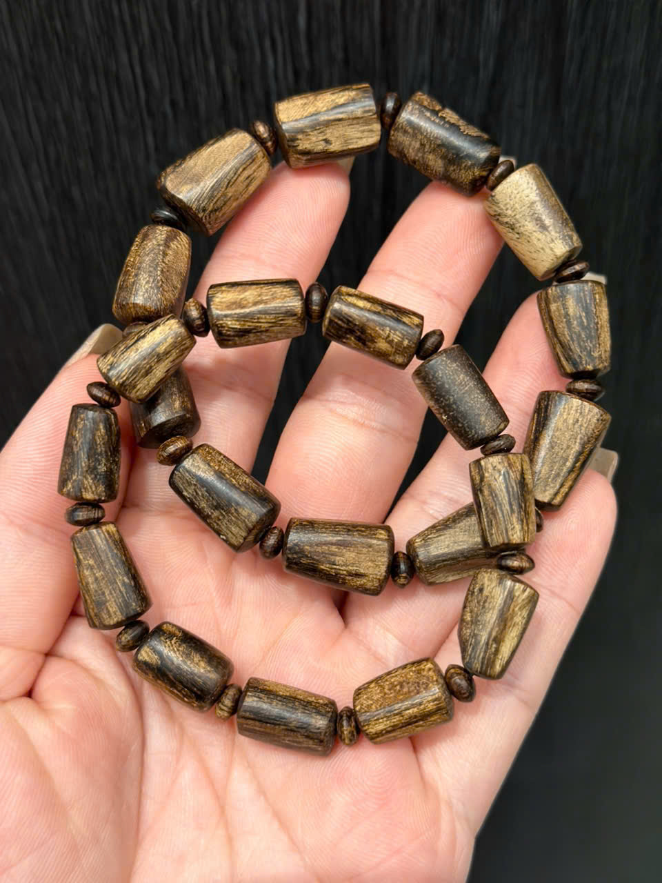 Vòng trầm trúc thô Indo size 10li – Hợp tay nam, mùi thơm đậm, đeo cùng đồng hồ