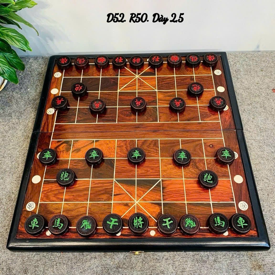 Bộ bàn cờ trắc đỏ đen khắc laze tinh xảo – bàn 50x50cm, quân 4cm