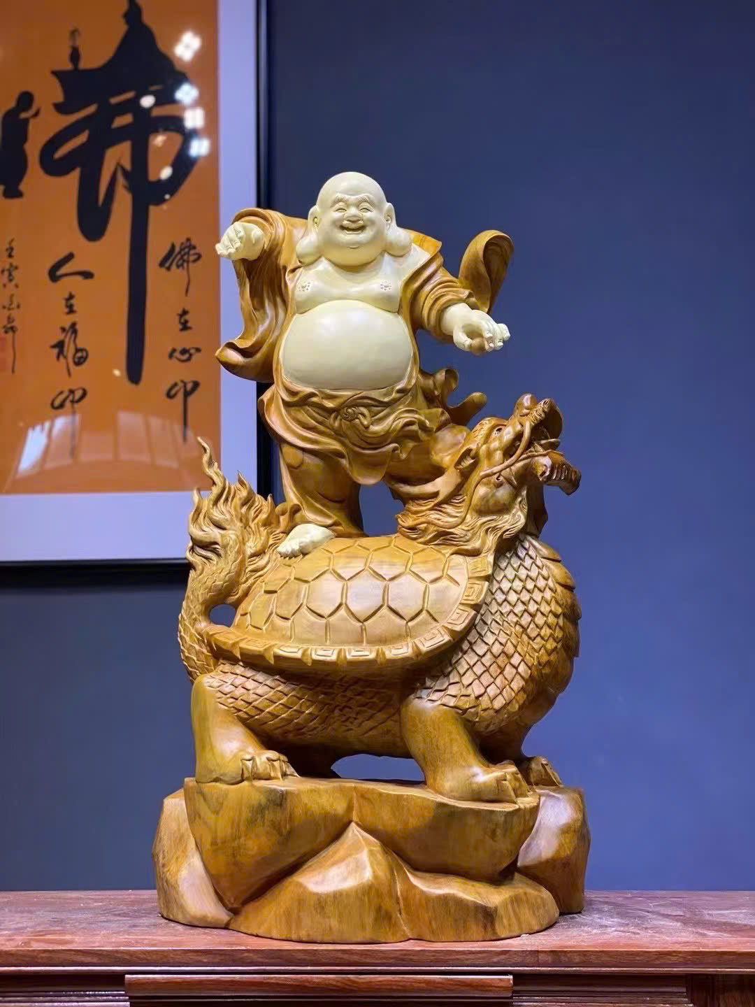 Tác phẩm Di Lặc Đứng Long Quy gỗ long não cao 80cm – Tún Decor