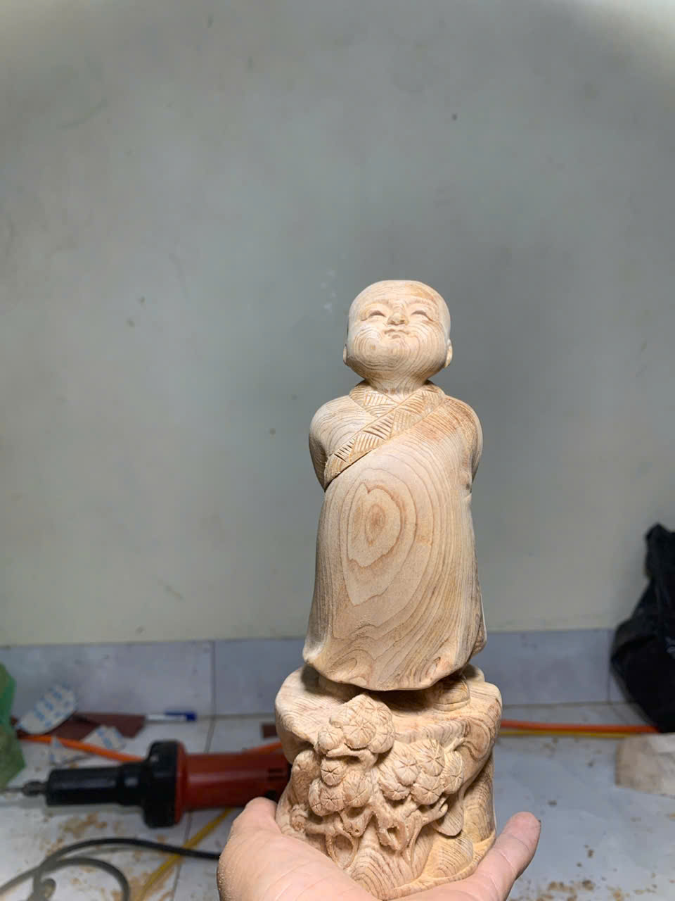 Tác phẩm Tùy Duyên gỗ Ngọc Am cao 20cm