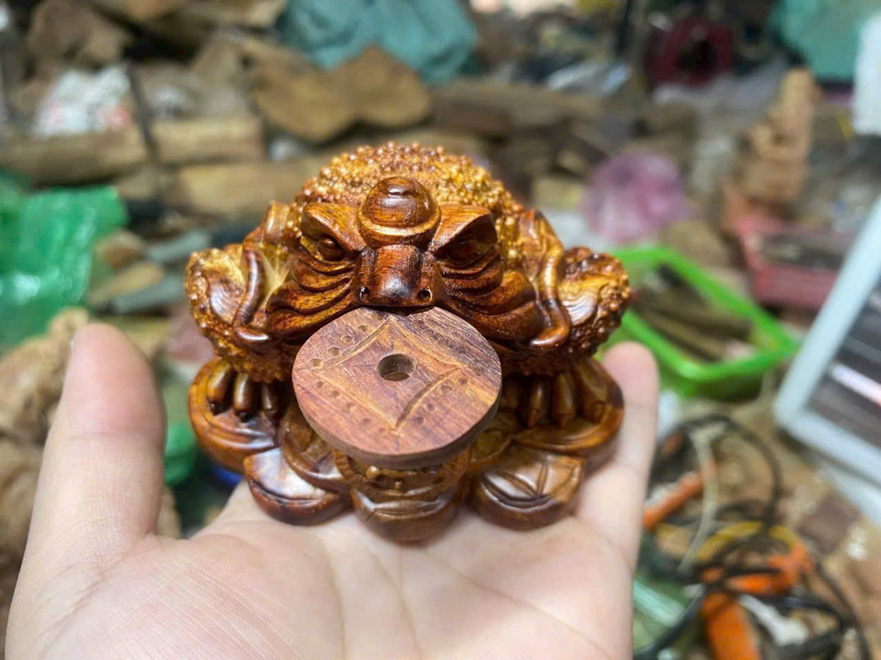 Cóc Tài Lộc gỗ sưa phong thủy để bàn – Kích thước 10x9x7cm