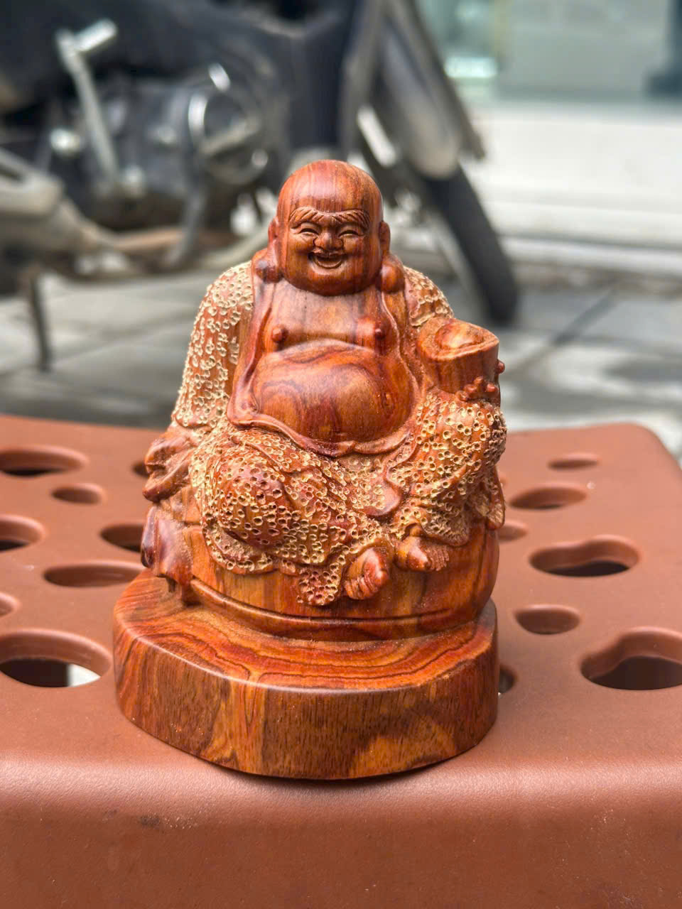 Tượng Di Lặc gỗ sưa đỏ mini để ô tô, bàn làm việc