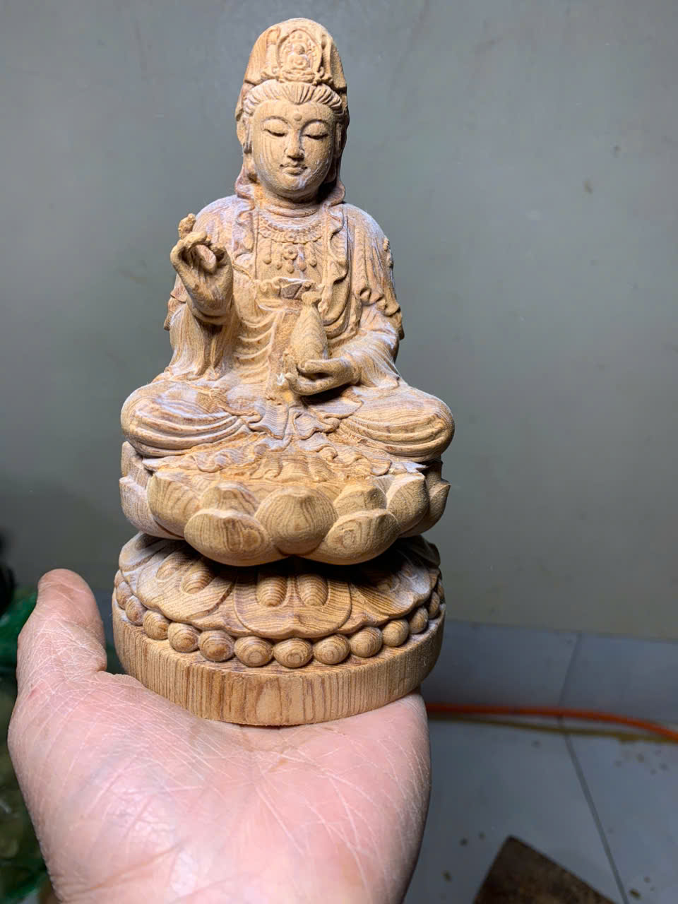 Tượng Phật Bà bằng gỗ ngọc am thơm để xe ô tô, bàn thờ