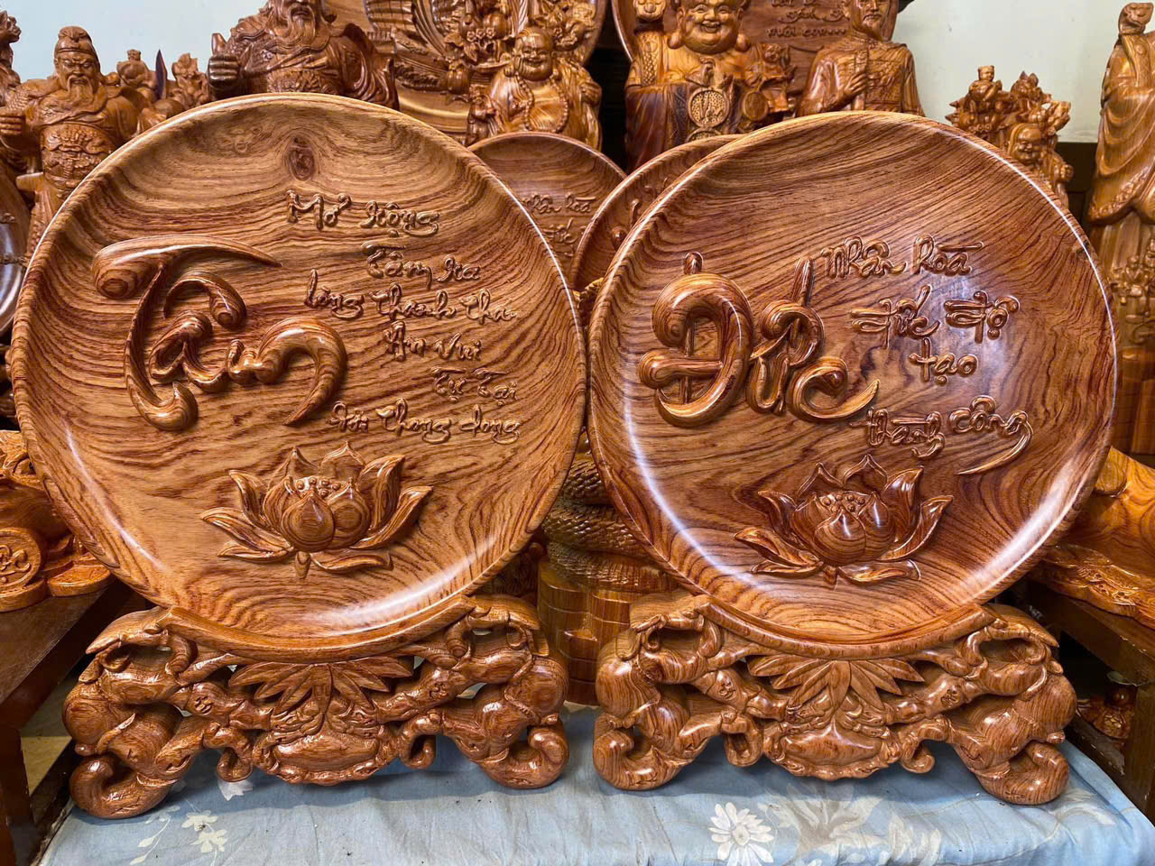 Cặp đĩa gỗ hương chữ Tâm và Đức – ý nghĩa phong thủy trưng bày