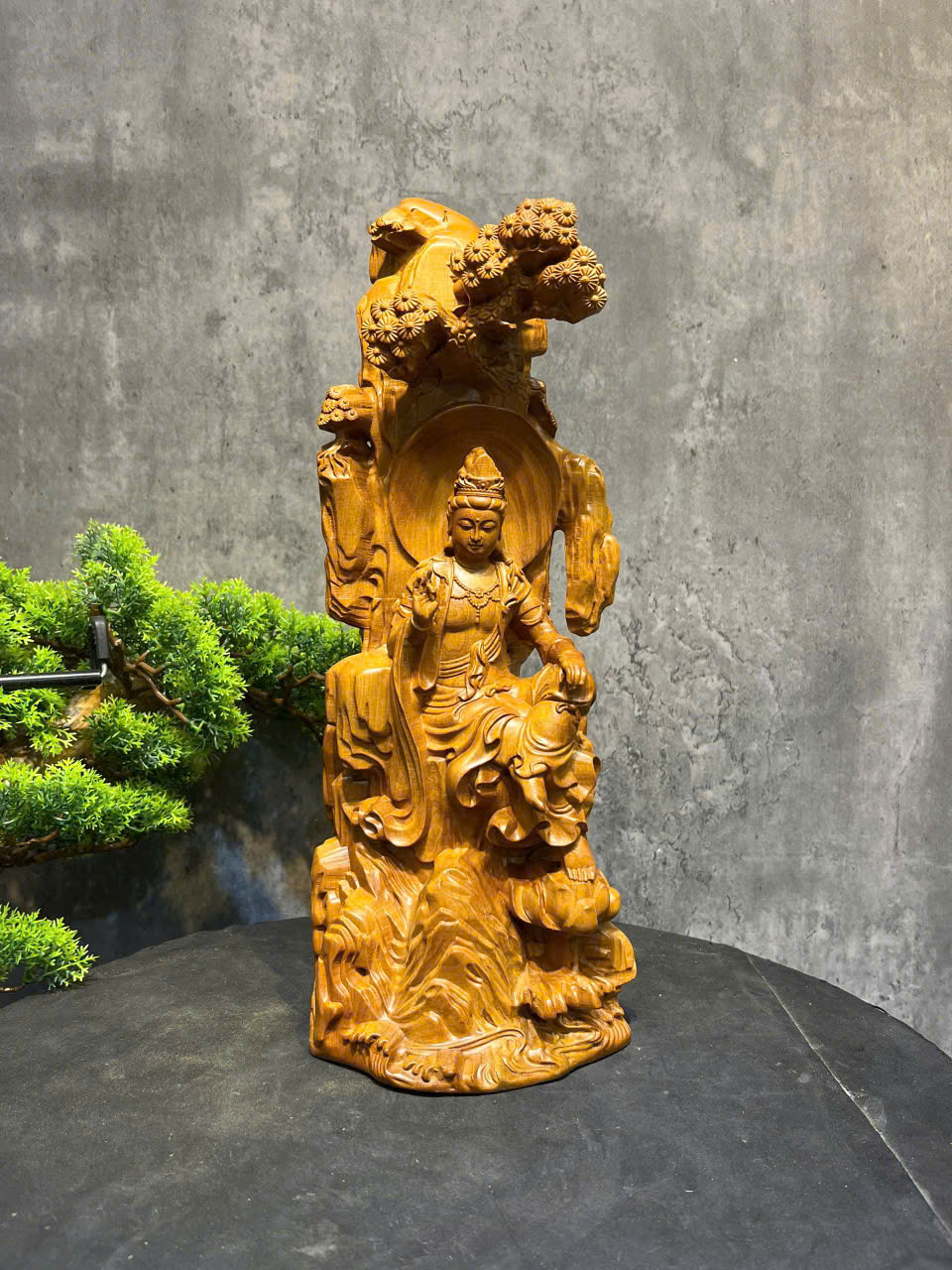 Tác phẩm Tự Tại gốc tùng gỗ bách xanh – Kèm xông trầm phong thủy