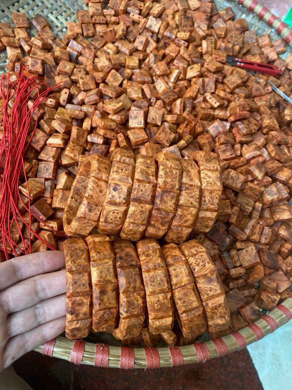 Vòng tay nu huyết long thấu quang mạnh – phong thủy cao cấp