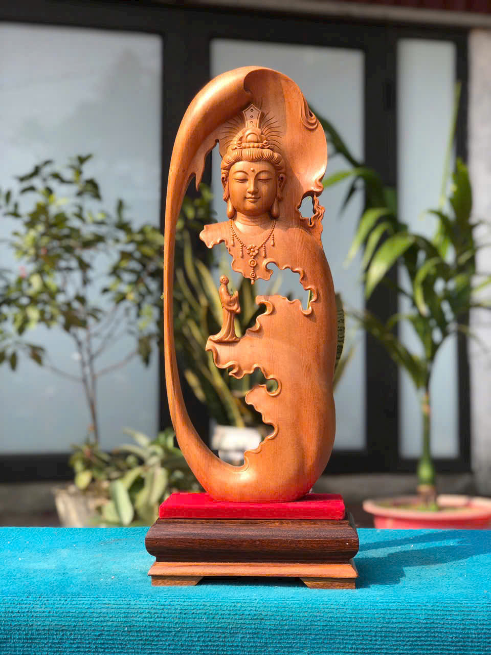 Tác phẩm Nhất tâm bái Phật gỗ ngọc am thơm phong thủy